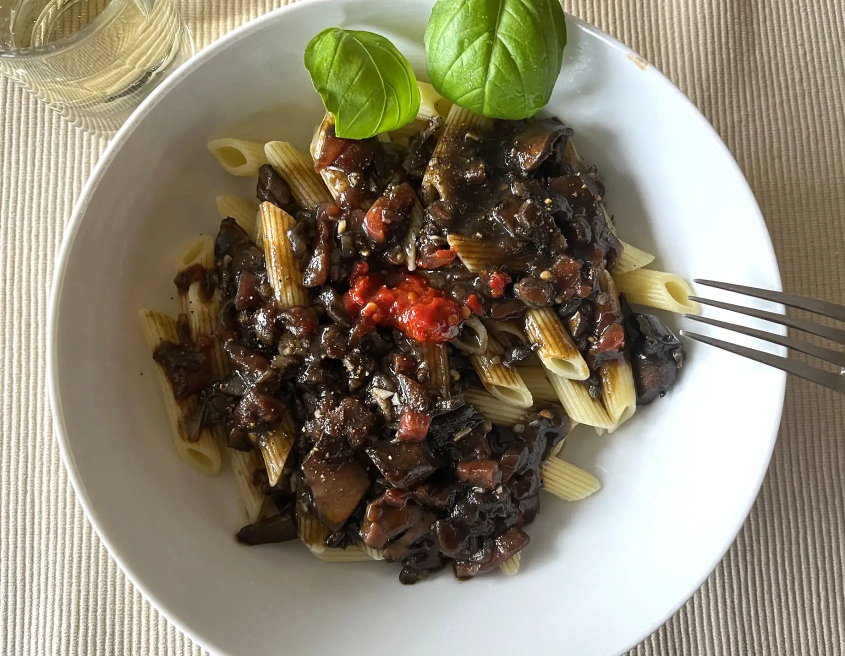 Calmar mit eigener Tinte auf Pasta