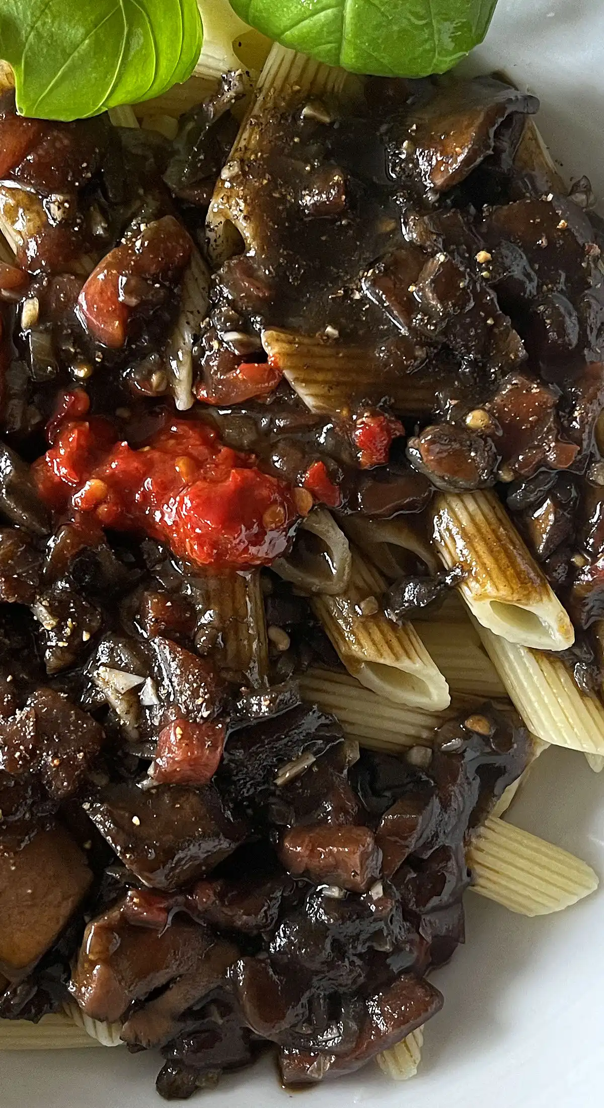 Calmar mit eigener Tinte auf Pasta