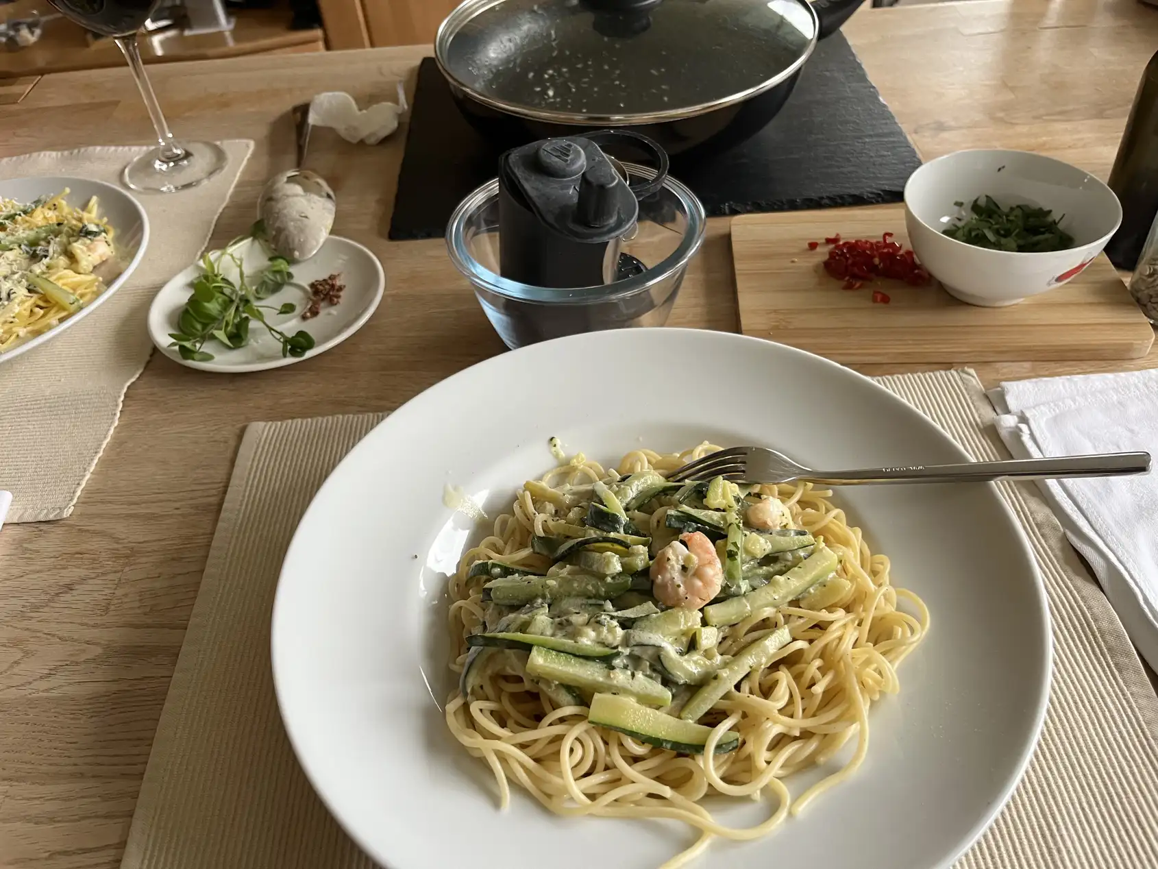 Spaghetti mit Zucchini und Garnelen
