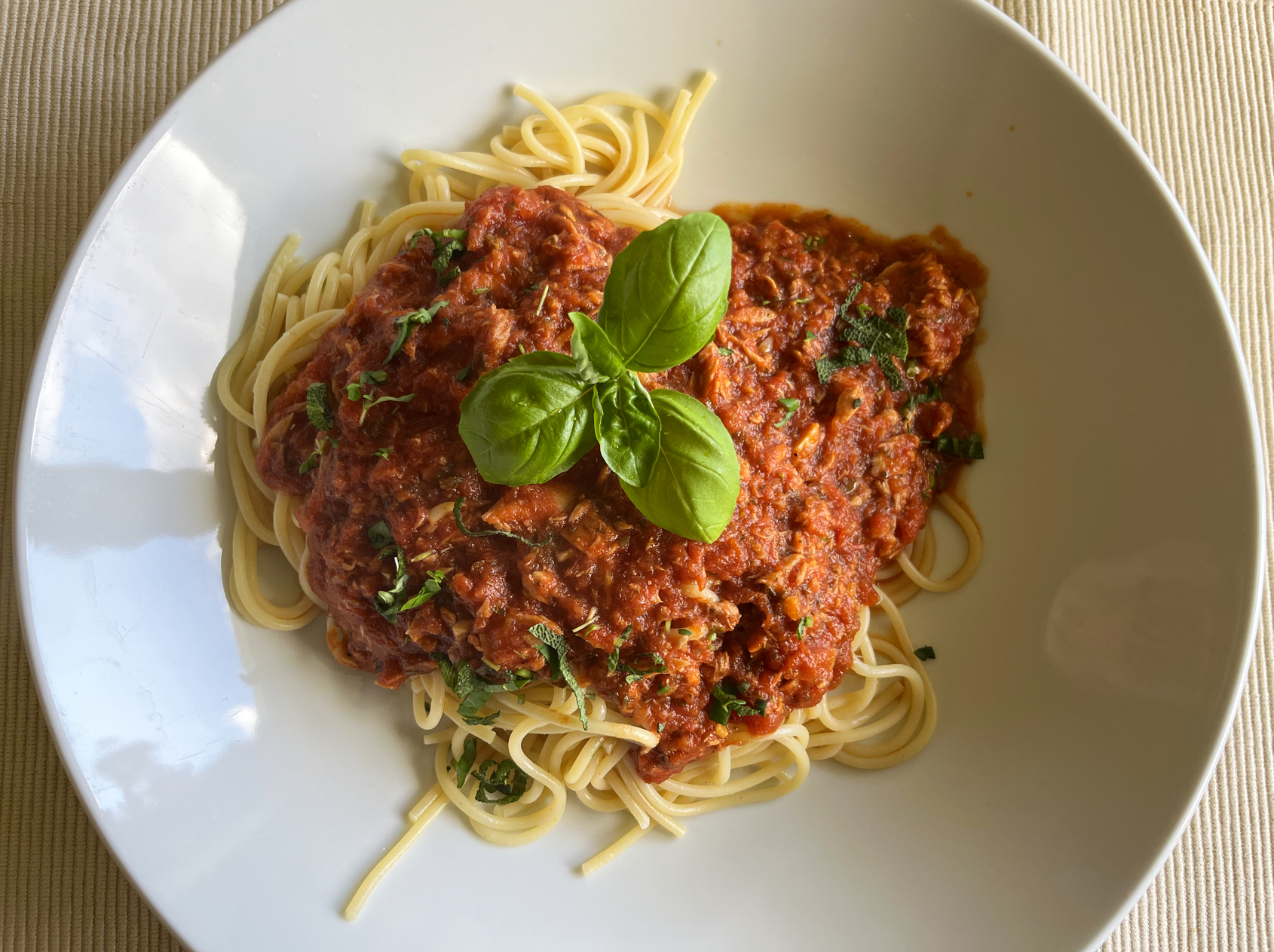 Tonno al sugo di pomodoro su spaghetti