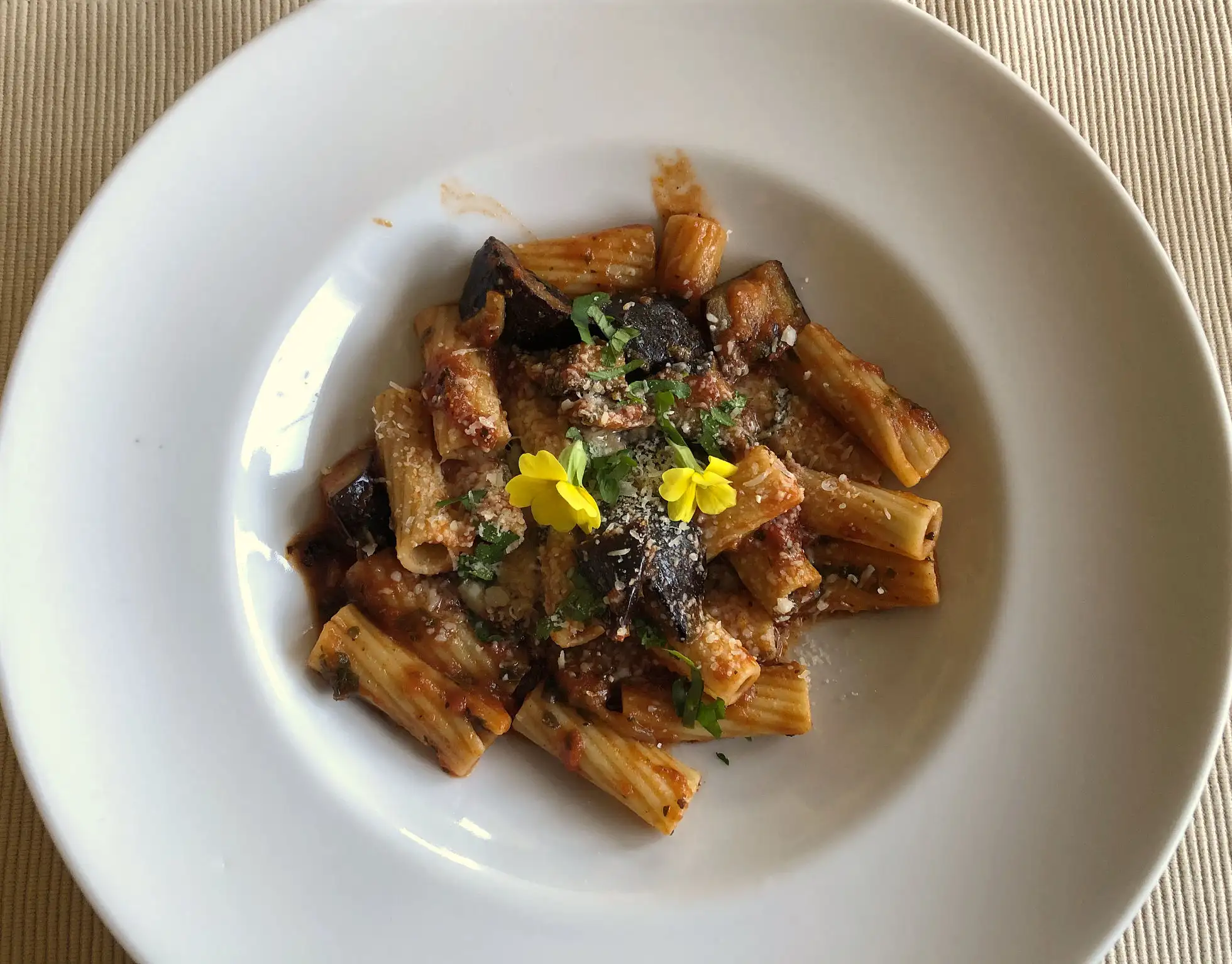 Pasta mit Tomaten-Melanzani” style=