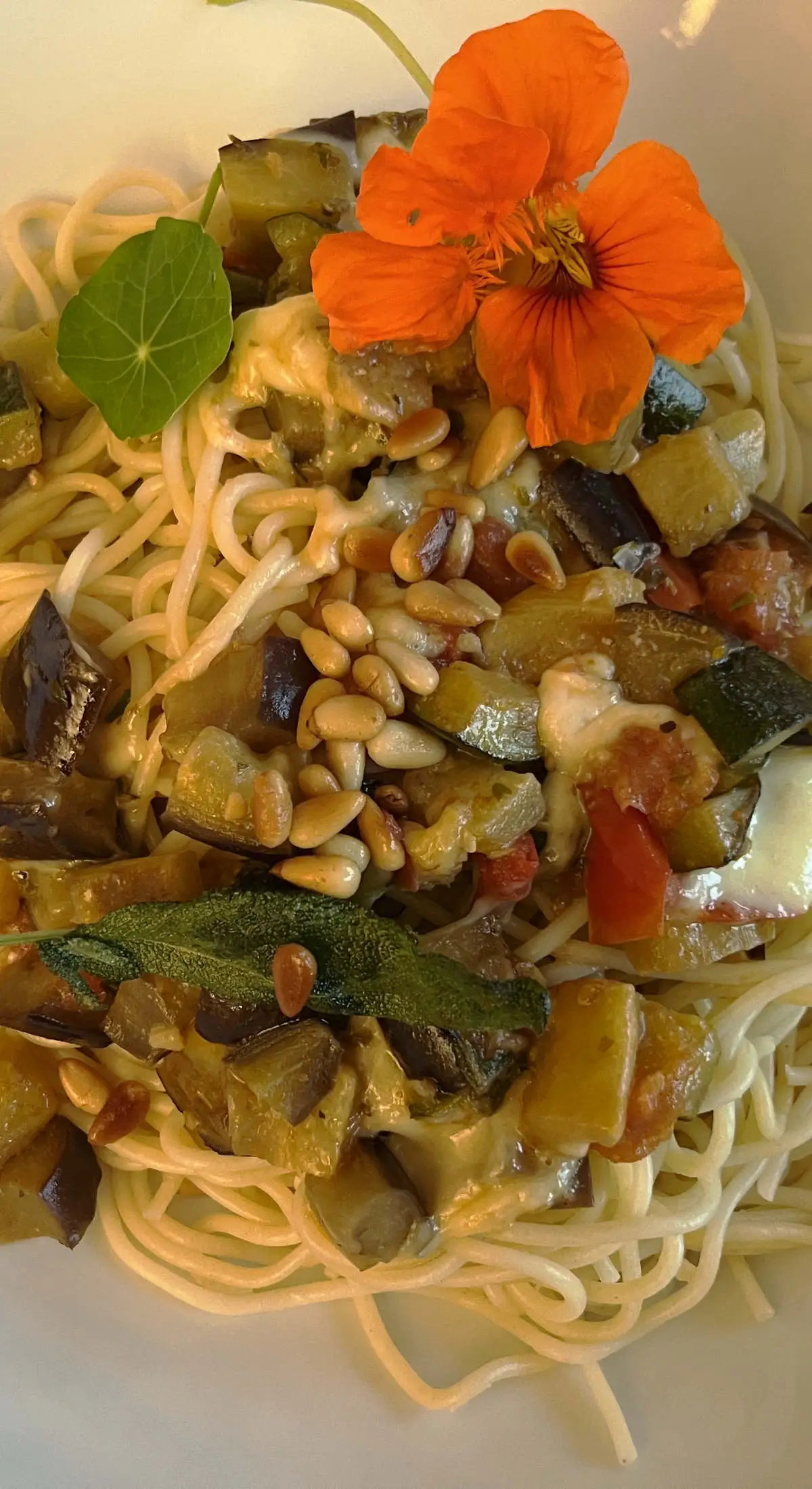 Auberginen mit Mozzarella auf Spaghetti