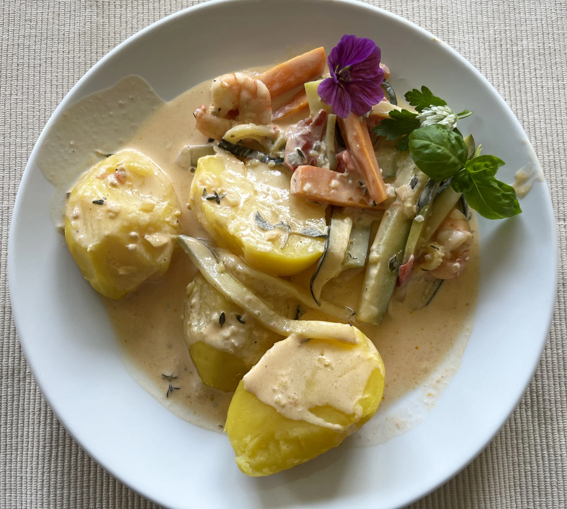 Garnelen mit Gemüse auf Linguine oder Kartoffel” style=