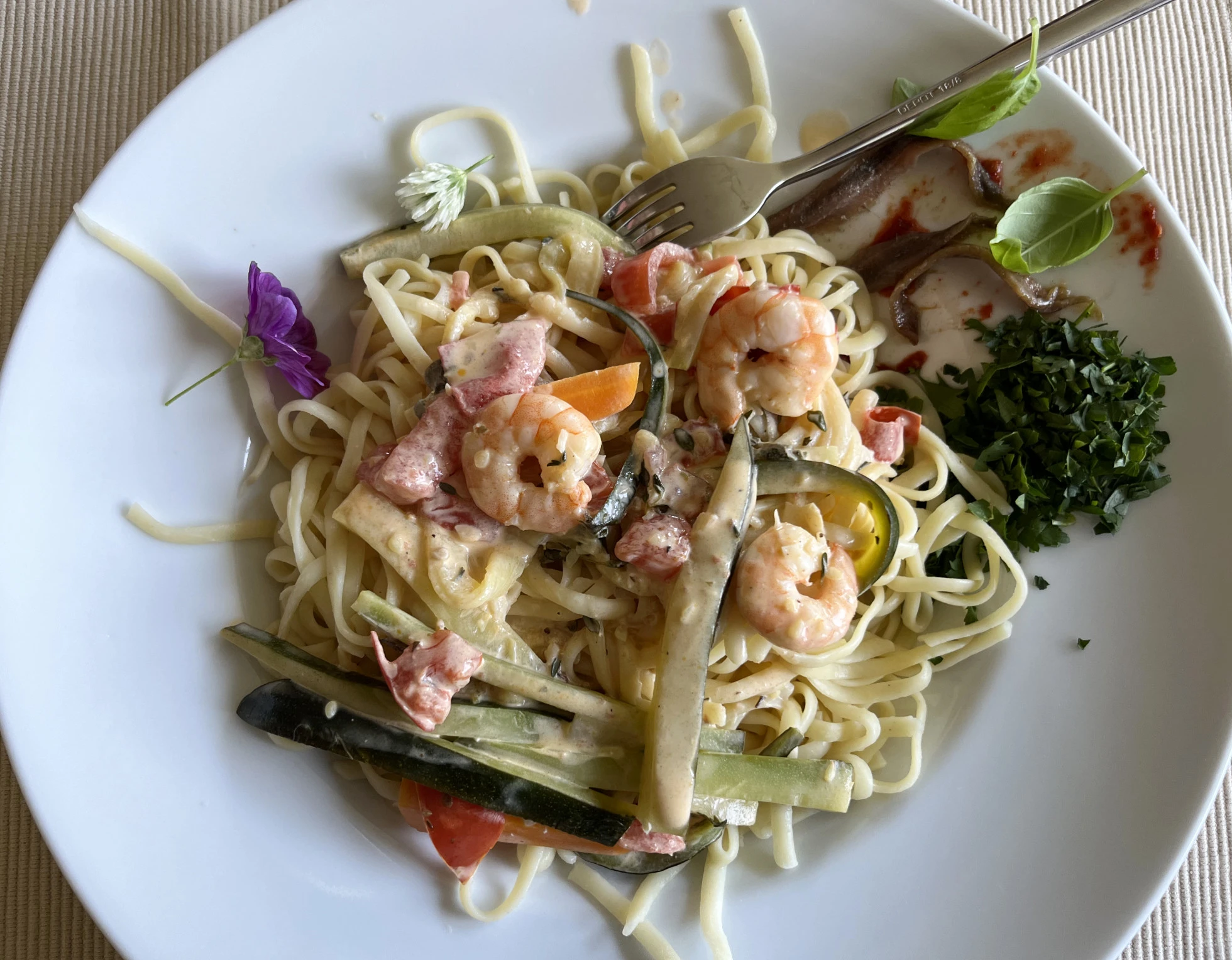 Garnelen mit Gemüse auf Linguine oder Kartoffel” style=