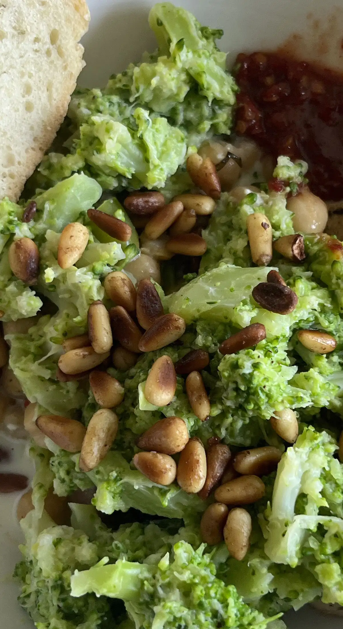 Cremiger Brokkoli mit Pinienkernen auf Kichererbsen