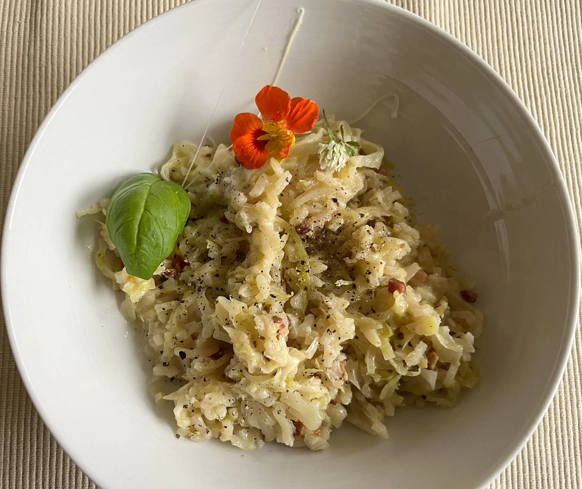 Risotto mit Spitzkohl, Speck und Käse” style=