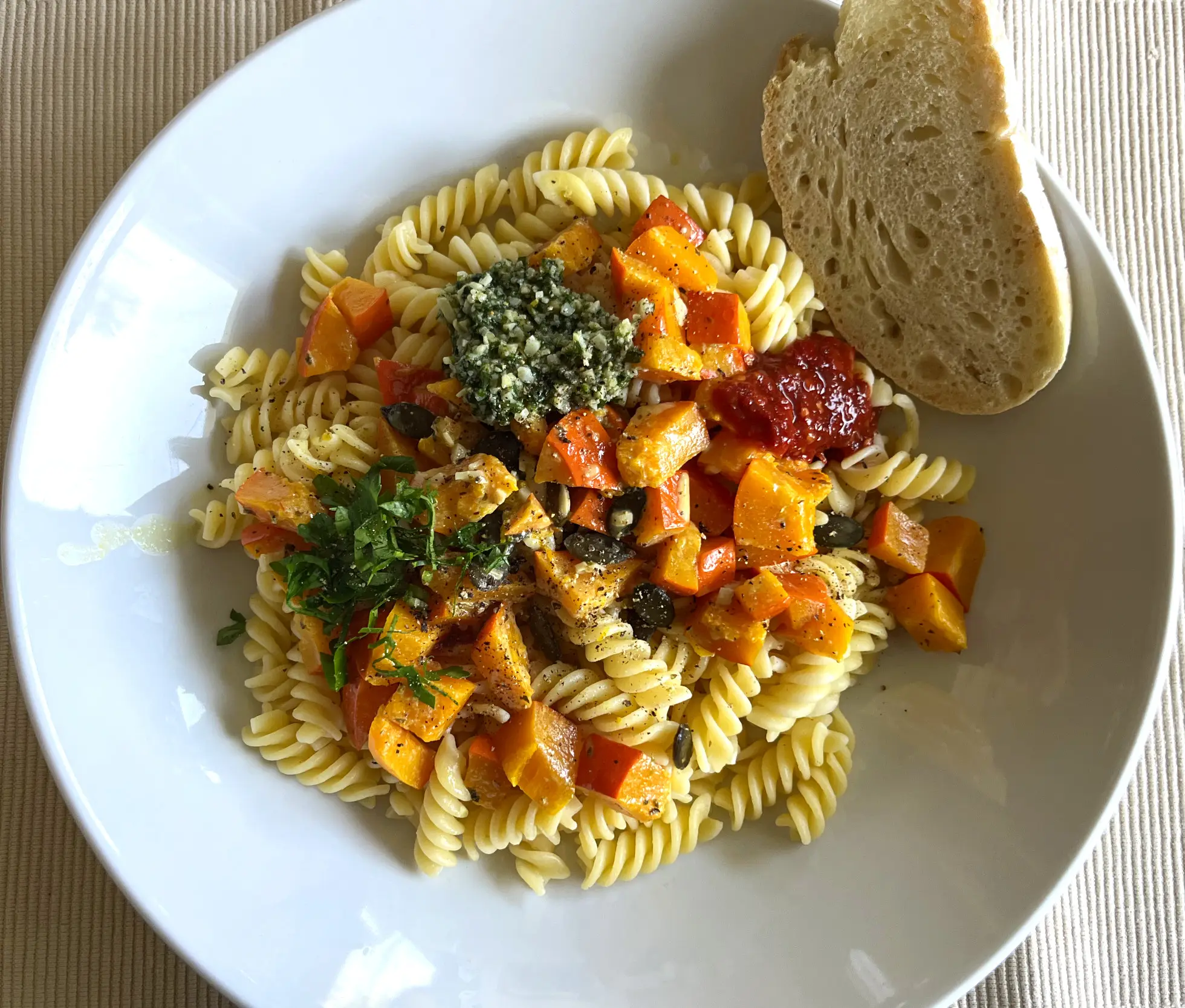 Hokkaido und Pesto auf Fusilli” style=