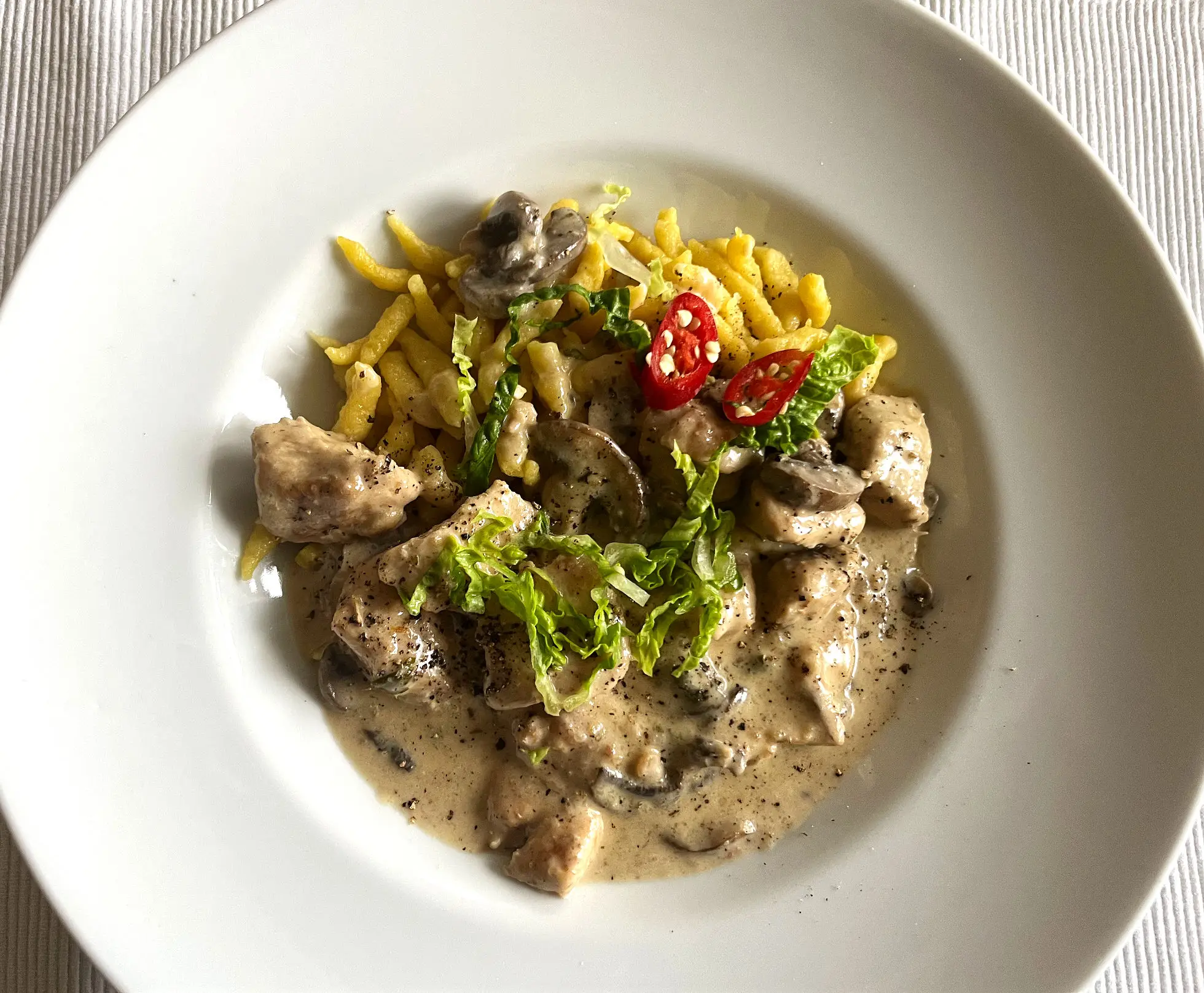 Hähnchenbrust in Champignon Sahnesoße auf Spätzle 