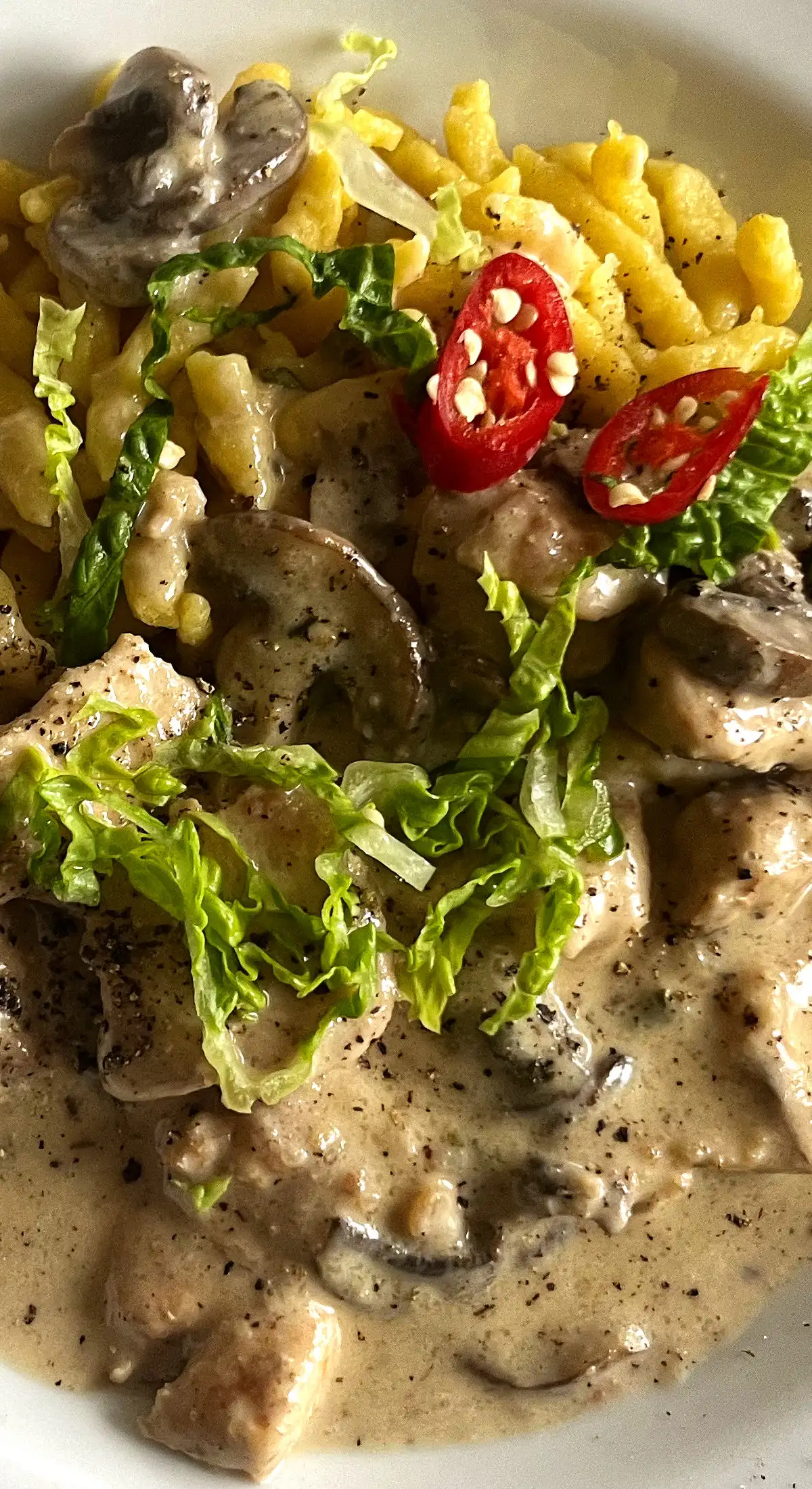 Hähnchenbrust in Champignon Sahnesoße auf Spätzle
