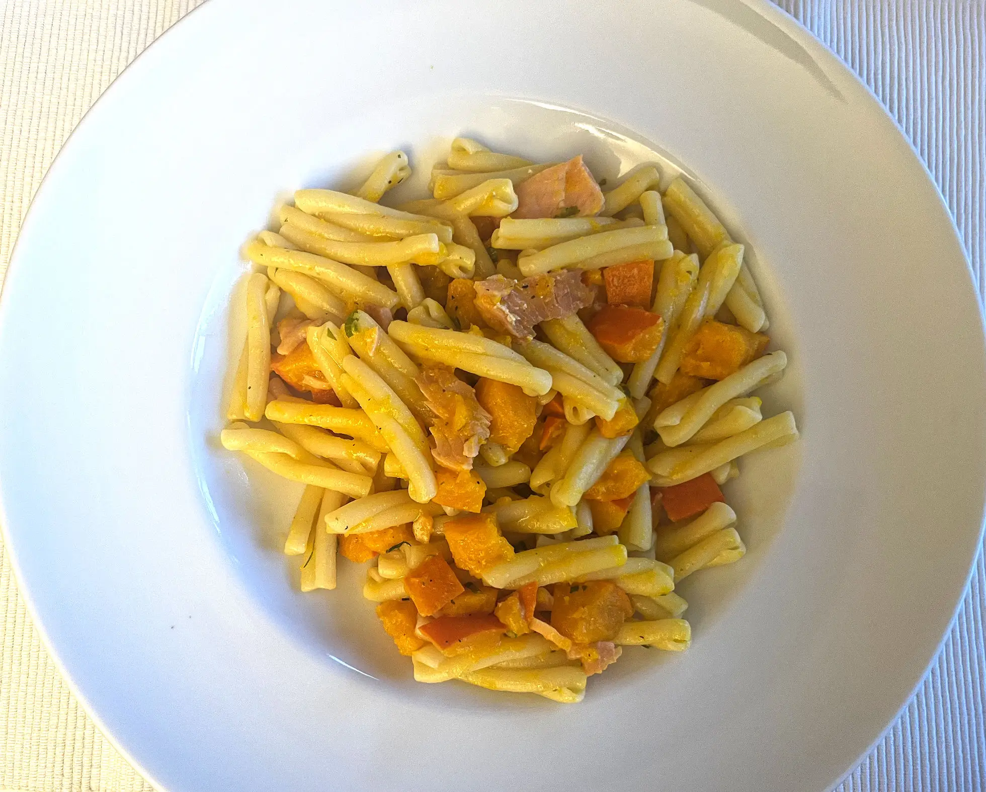 Hokkaido mit Räucherlachs auf Casarecce