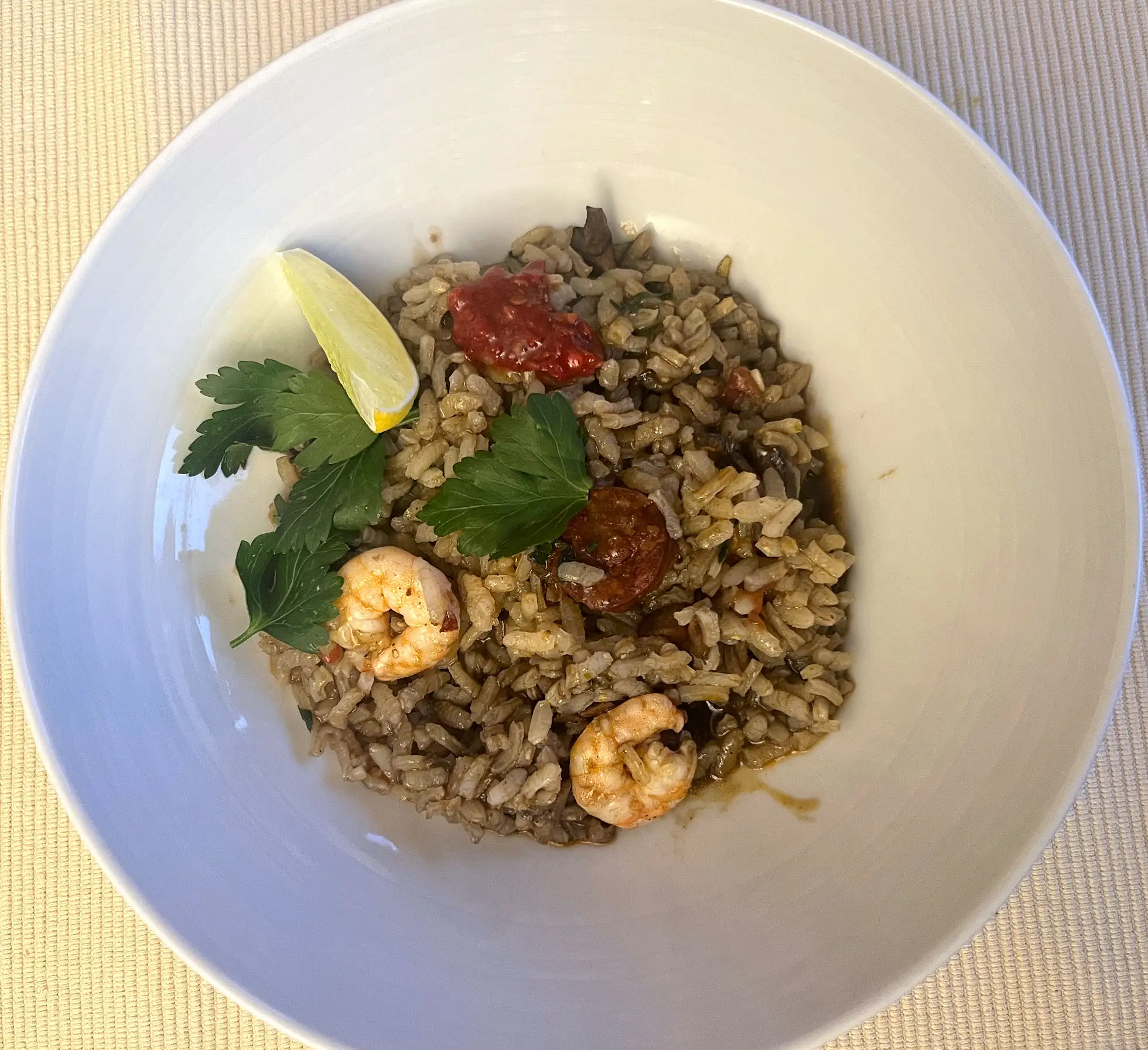 Risotto de gambas y calamares en su tinta” style=