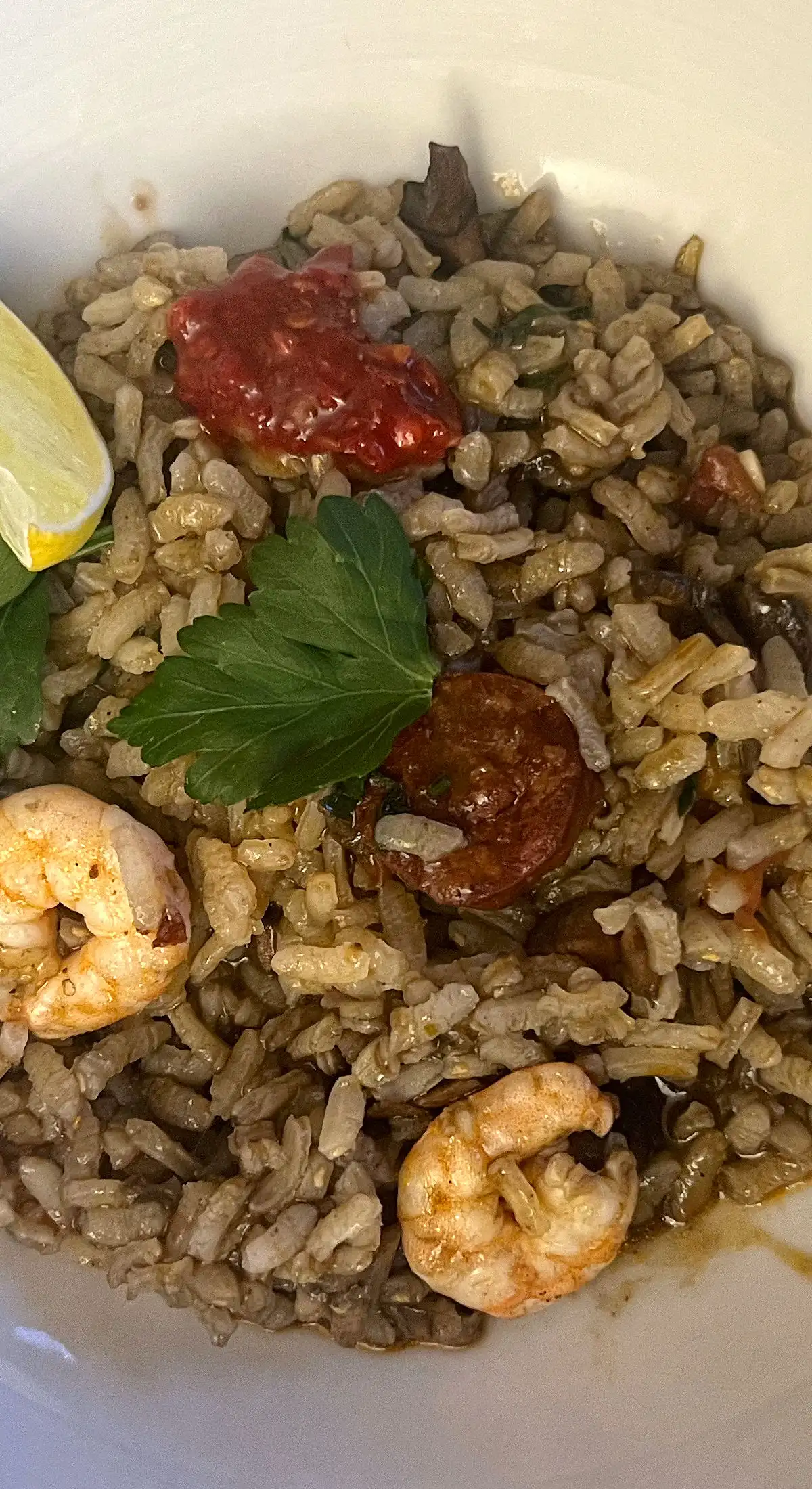 Risotto de gambas y calamares en su tinta