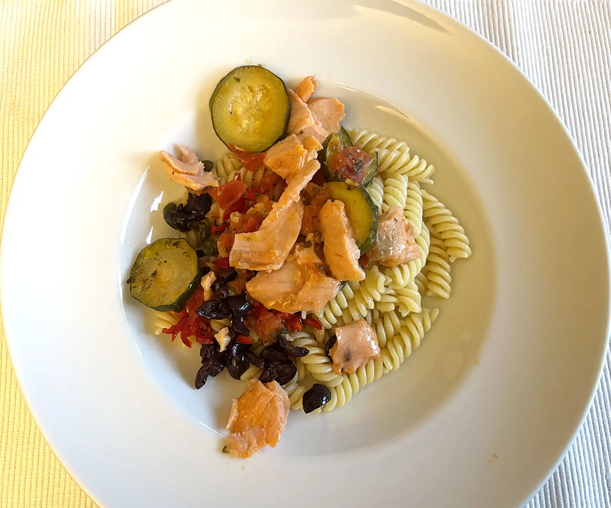 Räucherlachs mit Zucchini auf Fusilli” style=