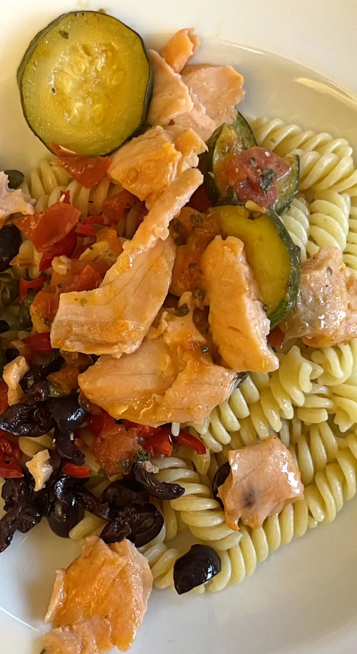 Räucherlachs mit Zucchini auf Fusilli