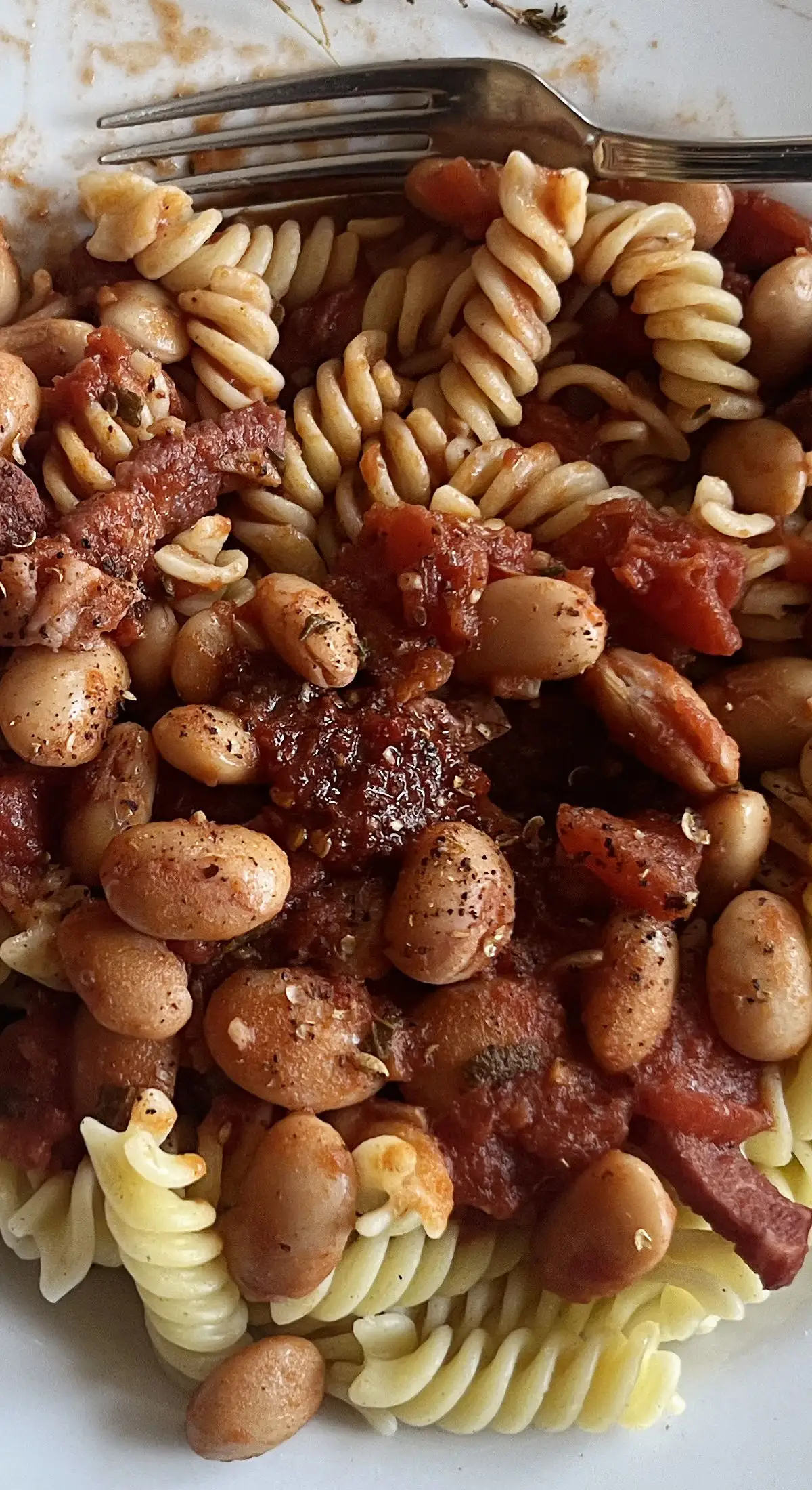 Bohnen mit Chorizo und Speck auf Fusilli