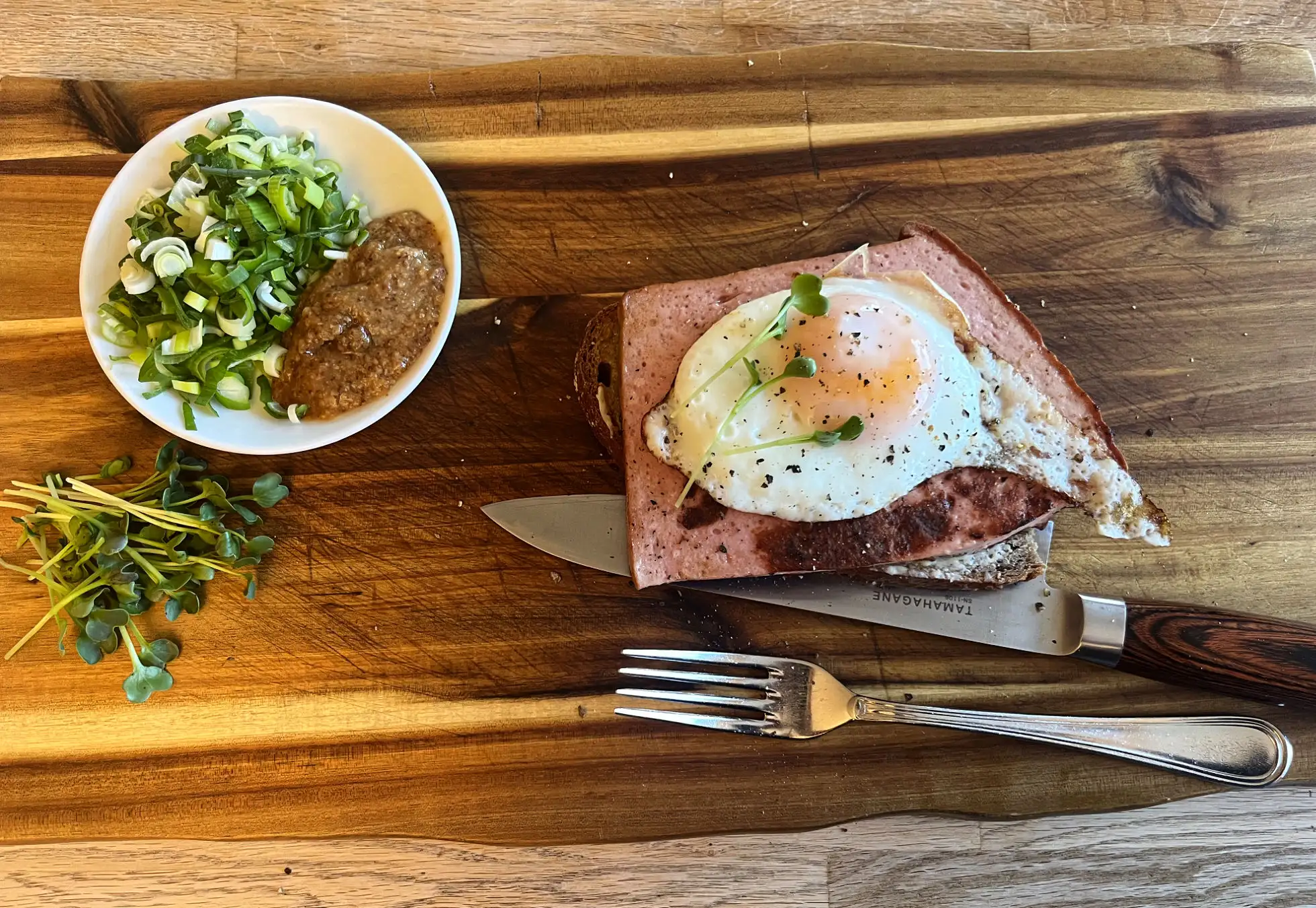 Leberkäse abgebräunt mit Spiegelei auf Bauernbrot” style=
