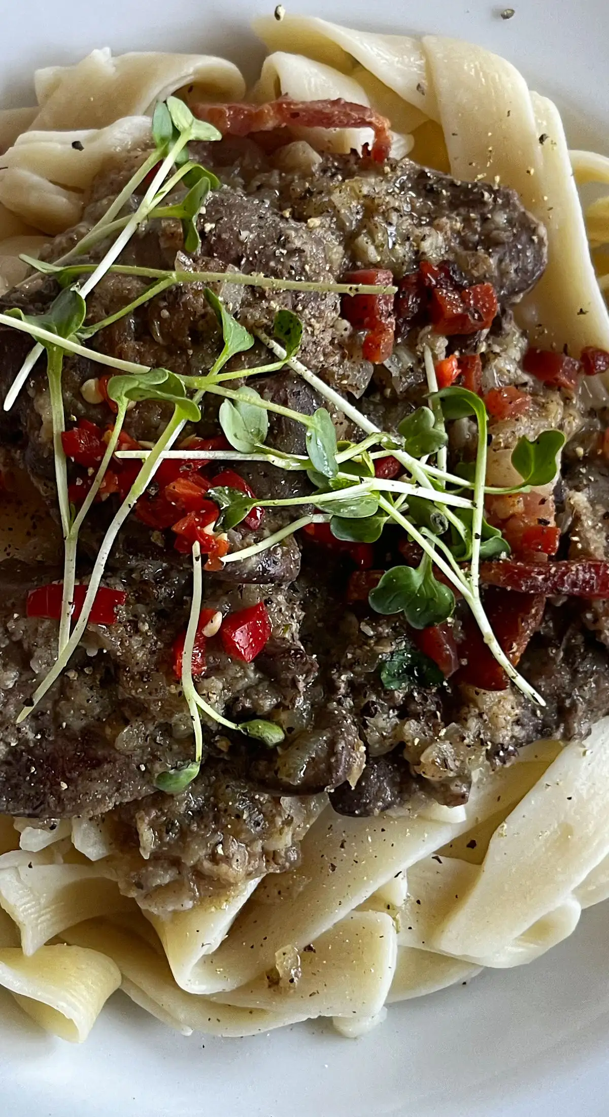 Hühnerleber auf Tagliatelle