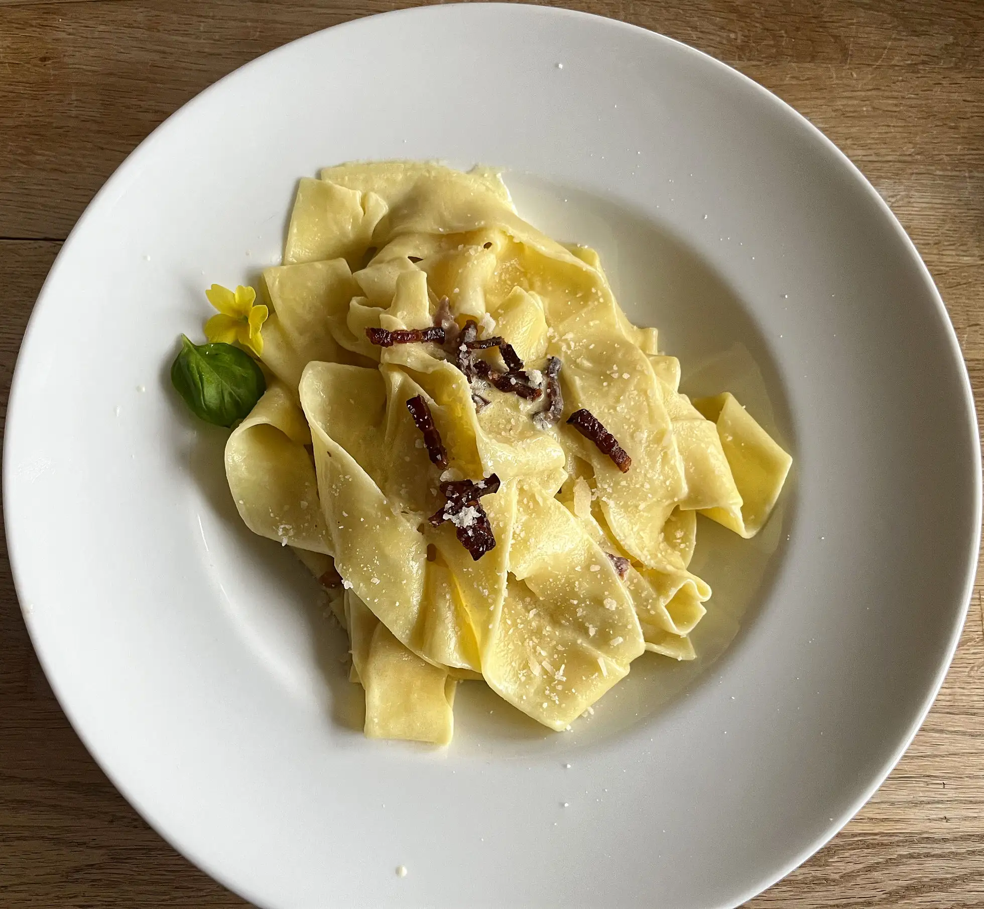 Pasta mit Safran, Parmesan und Pancetta