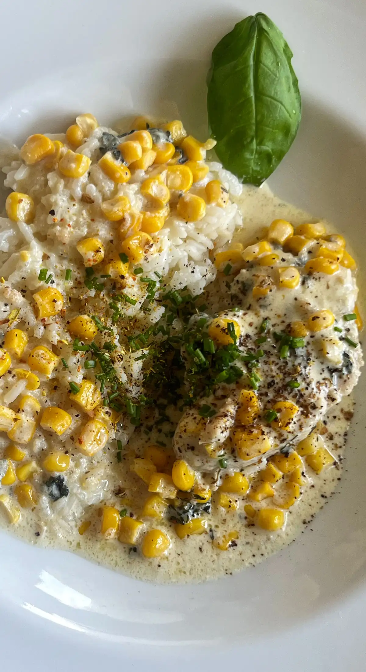 Hähnchenbrust auf Reis mit Bavaria blu und Mais