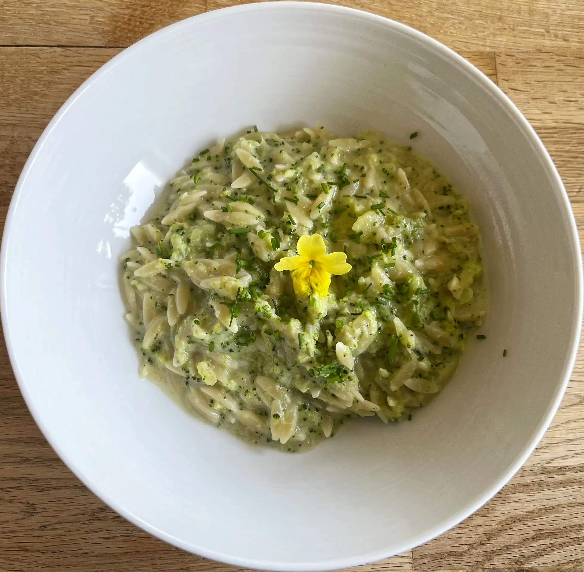 Kritharaki mit Bavaria blu und Brokkoli