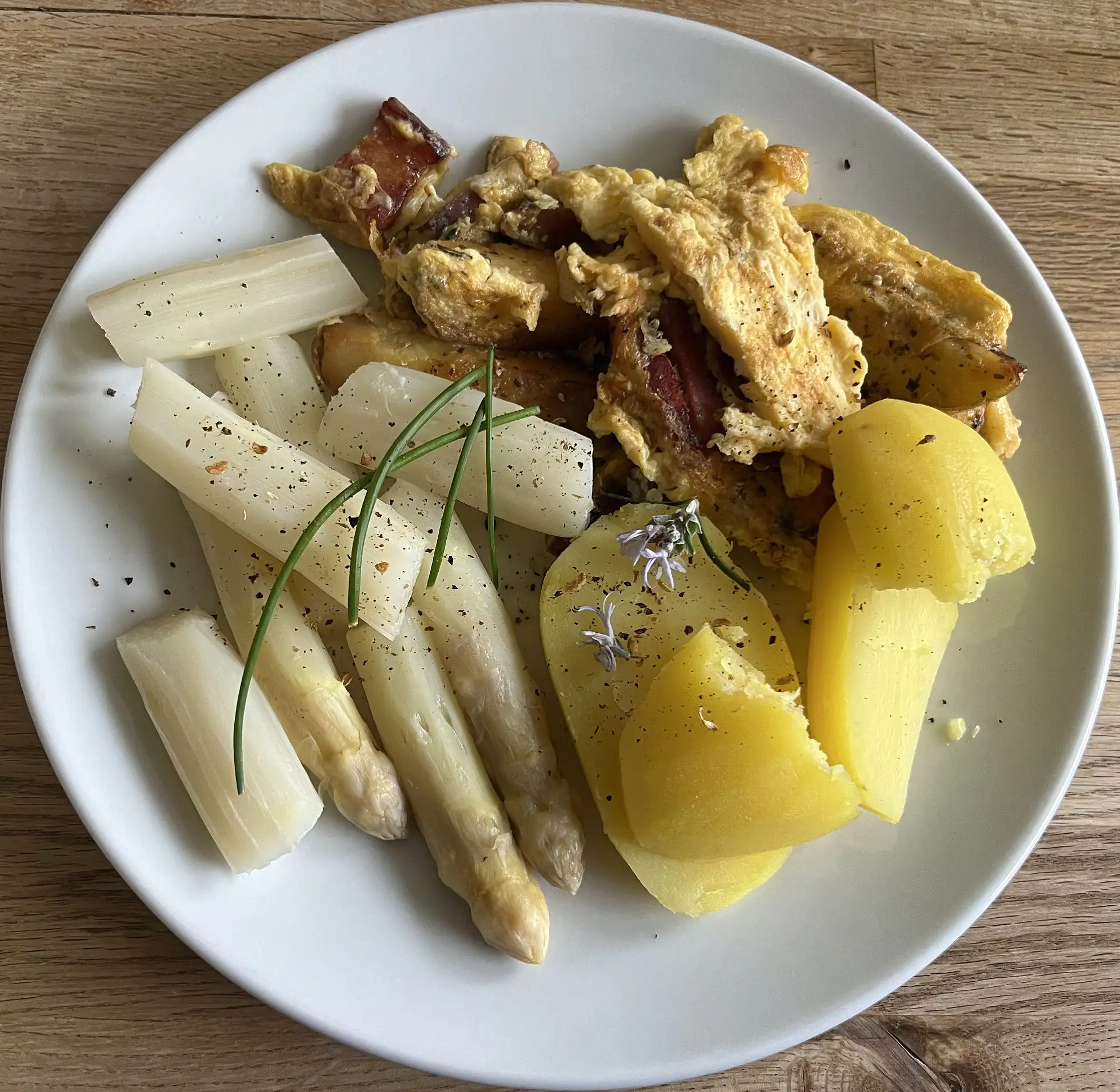 Weisser Spargel mit Kartofferl und Speck-Rührei