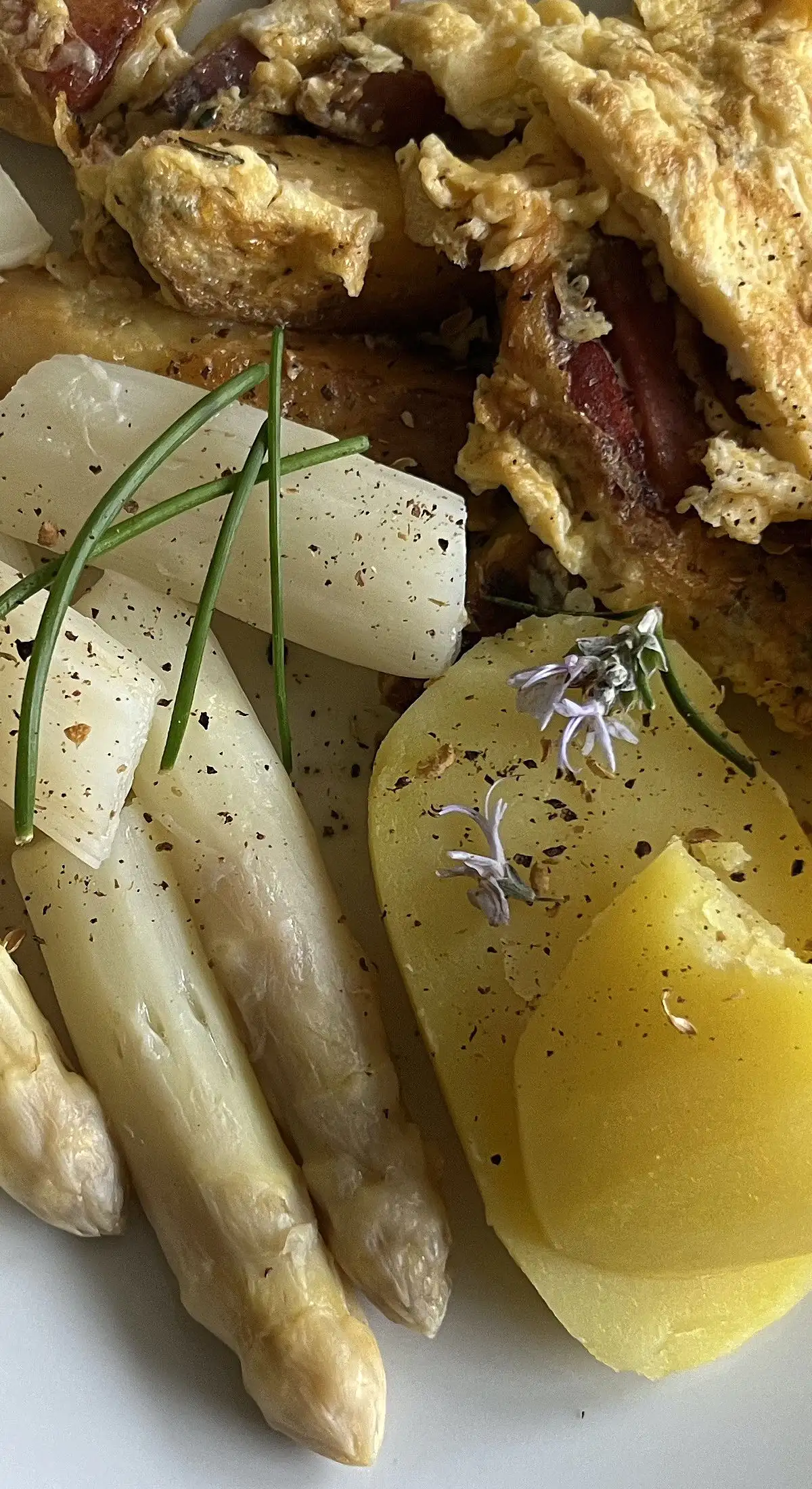 Weisser Spargel mit Kartofferl und Speck-Rührei