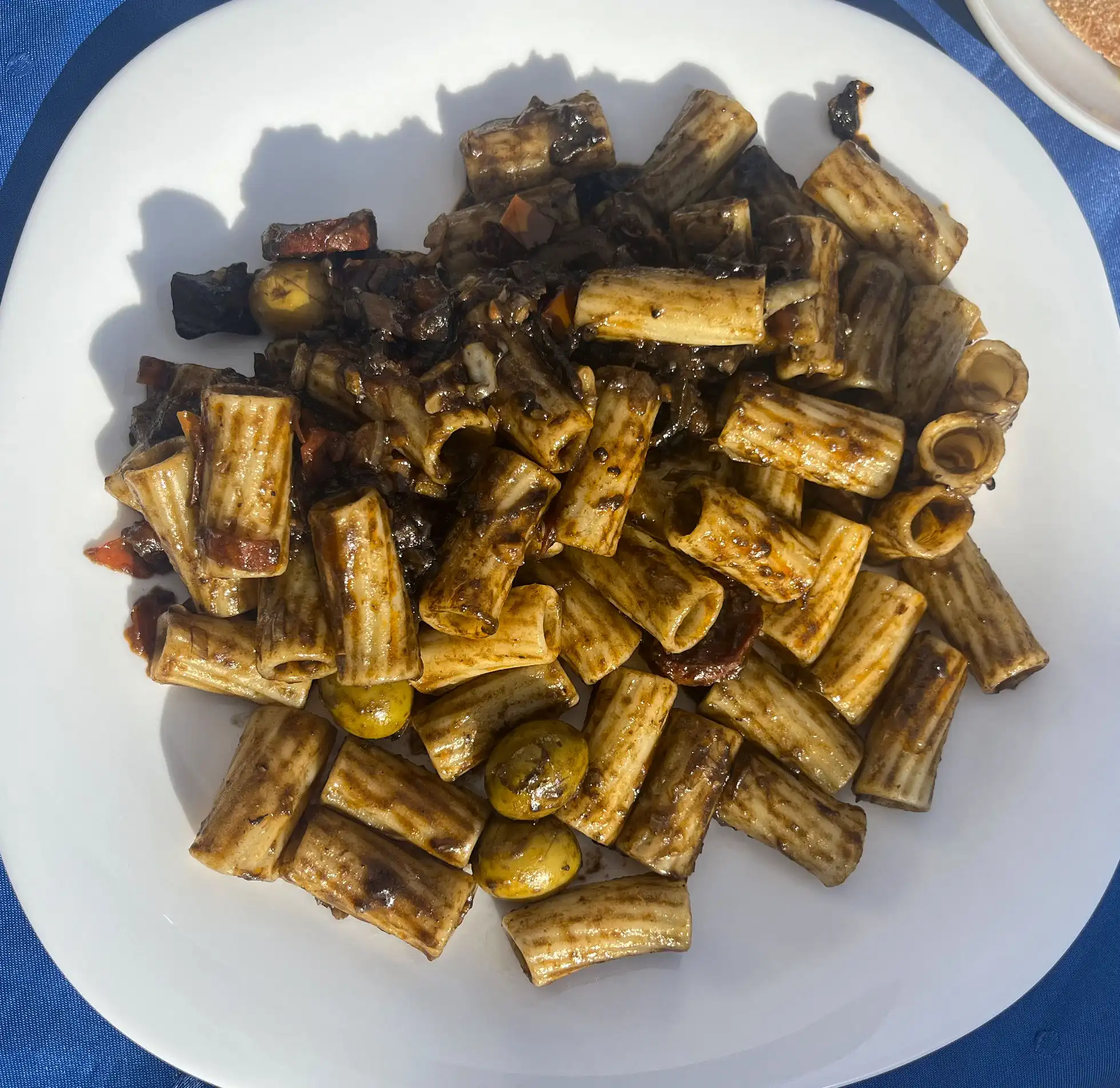 Calmar mit eigener Tinte auf Pasta