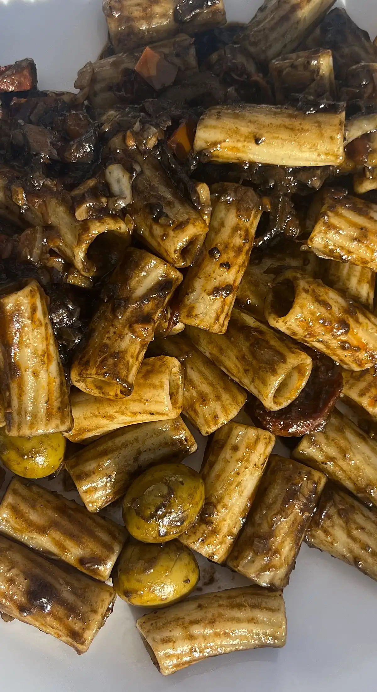 Calmar mit eigener Tinte auf Pasta
