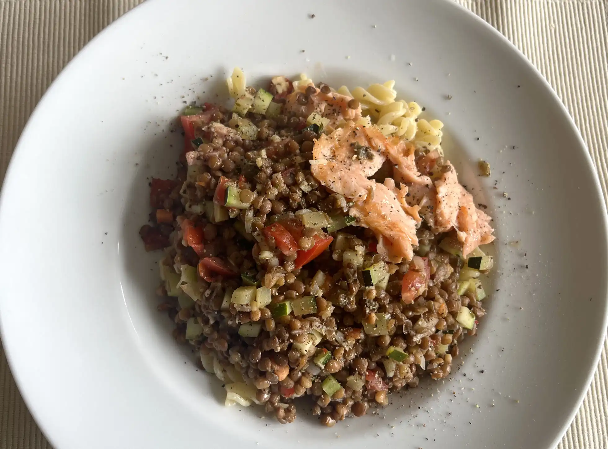 Linsen auf Fusilli mit Räucherlachs