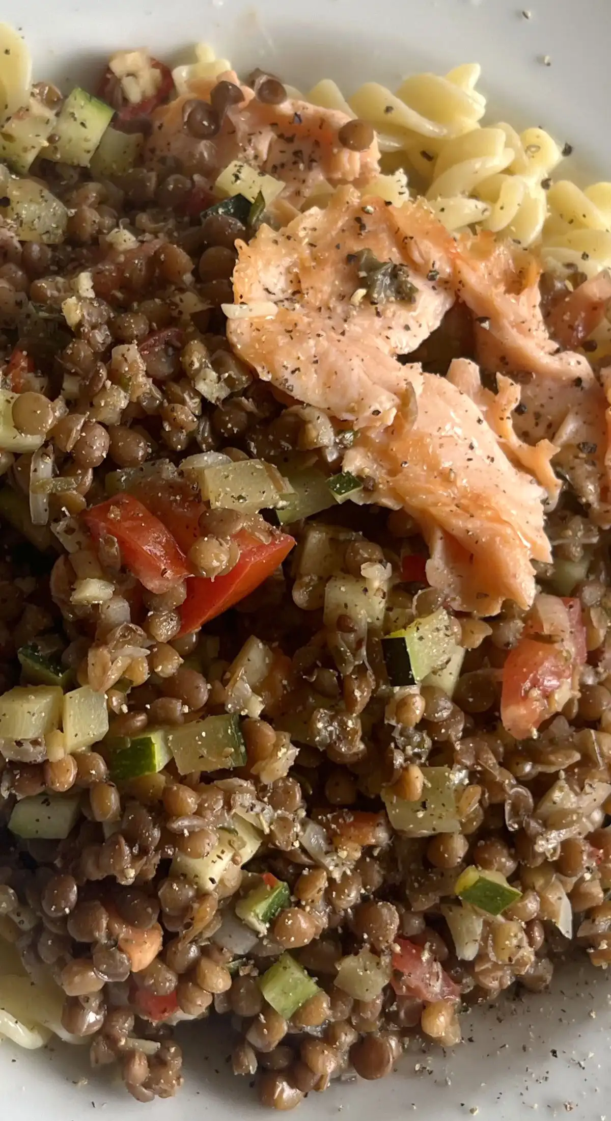 Linsen auf Fusilli mit Räucherlachs