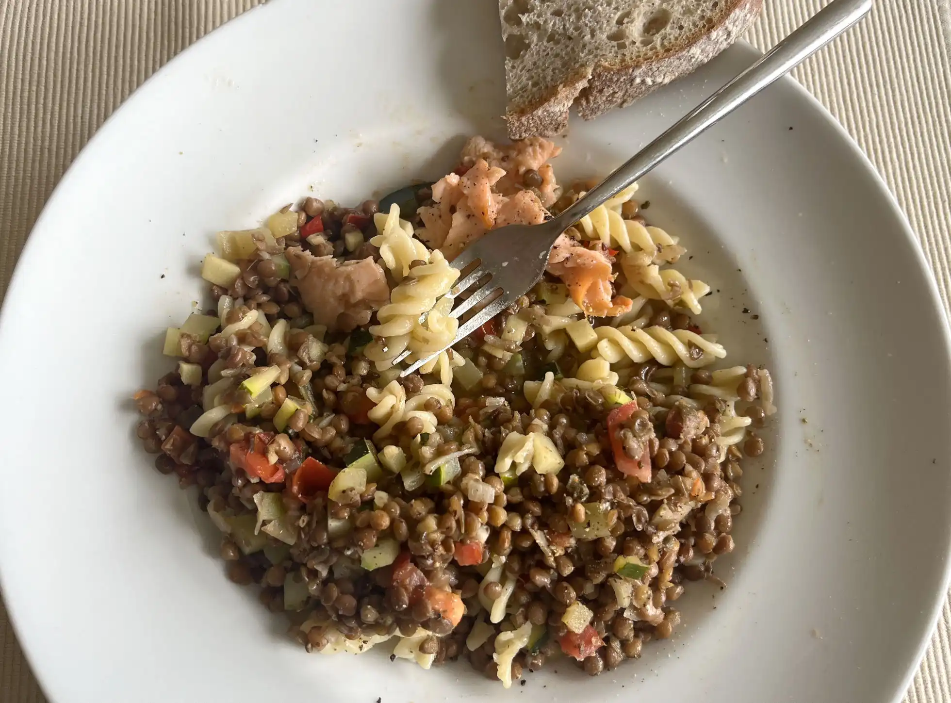 Linsen auf Fusilli mit Räucherlachs