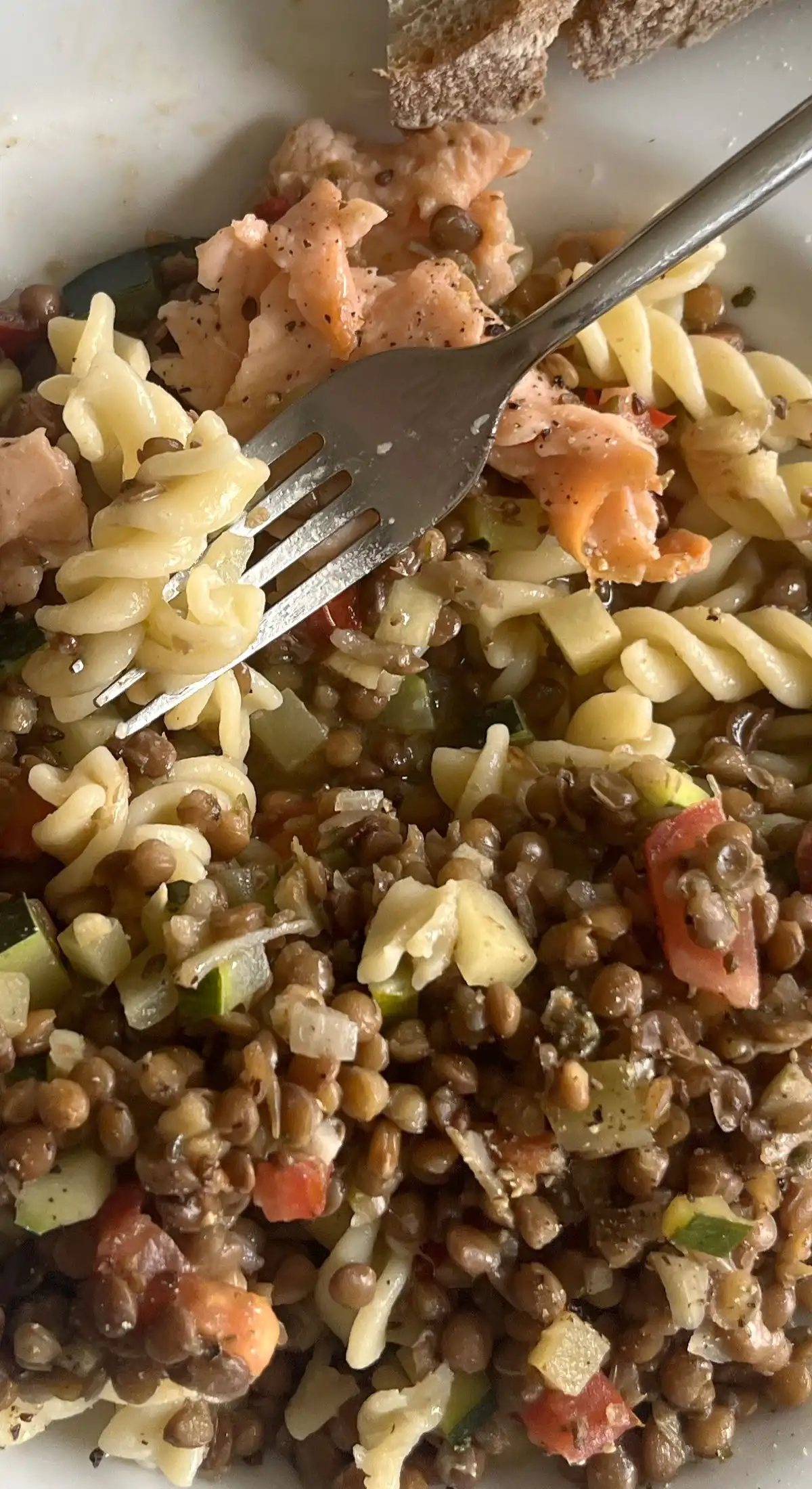 Linsen auf Fusilli mit Räucherlachs