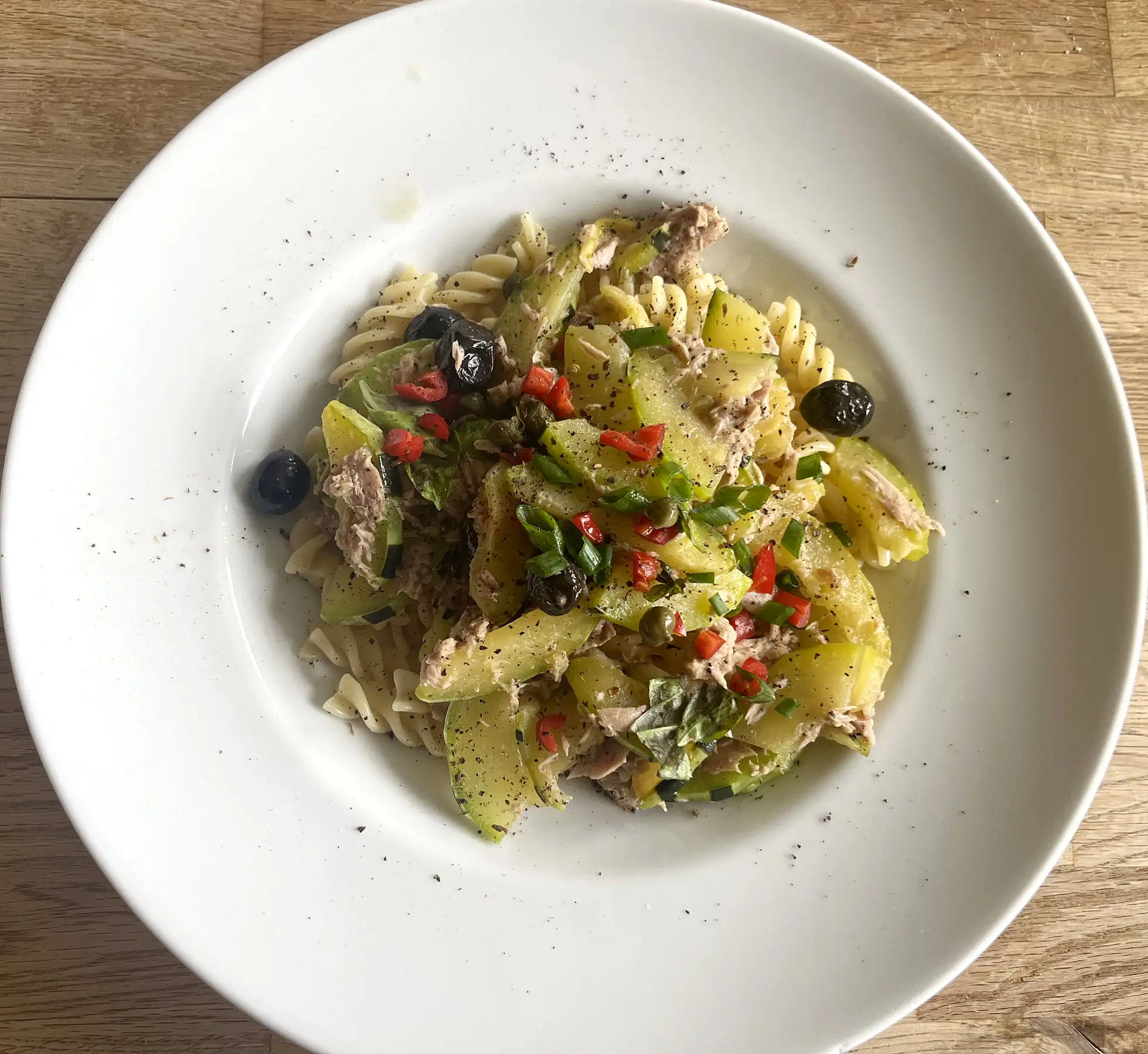 Zucchini auf Fusilli mit Thunfisch” style=