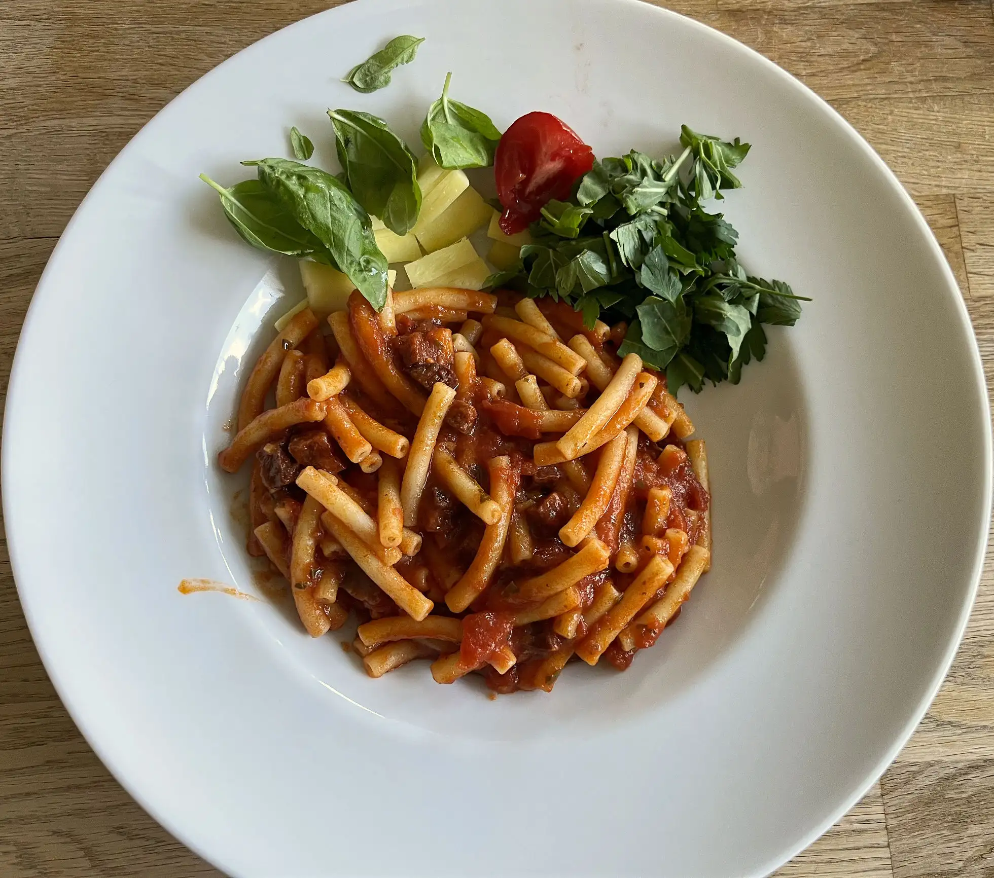 Pasta mit Chorizo in Tomatensauce” style=