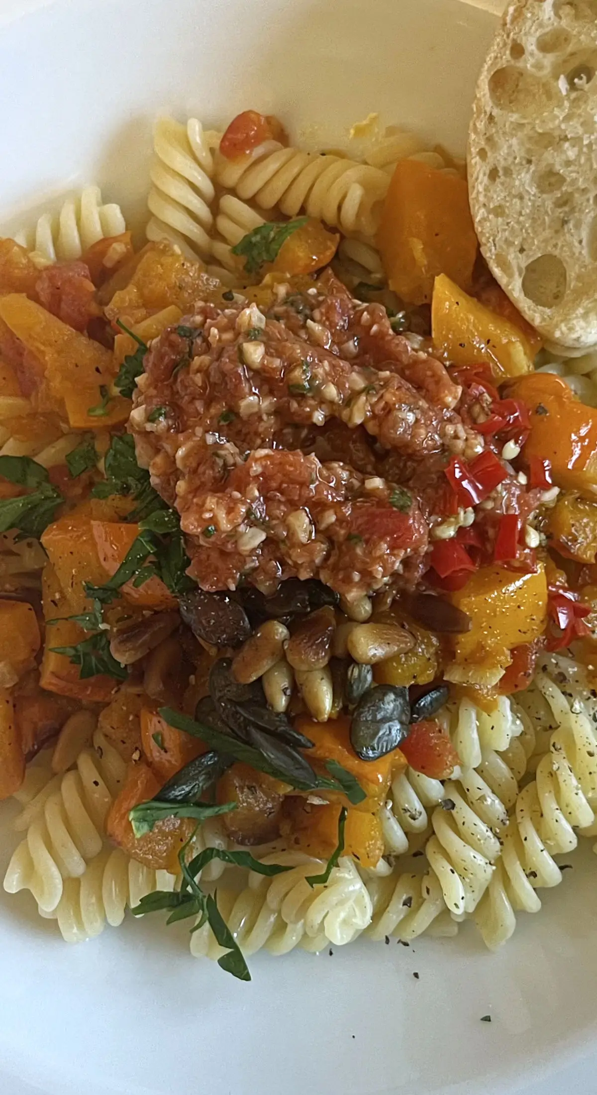 Hokkaido und Pesto Rosso auf Fusilli