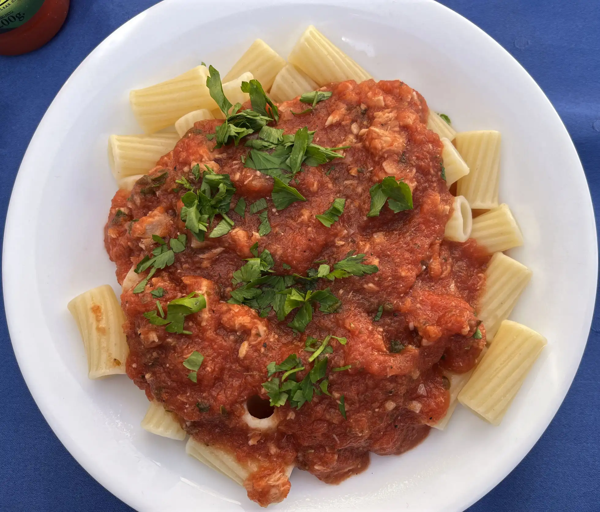 Atún con salsa de tomate sobre rigatoni