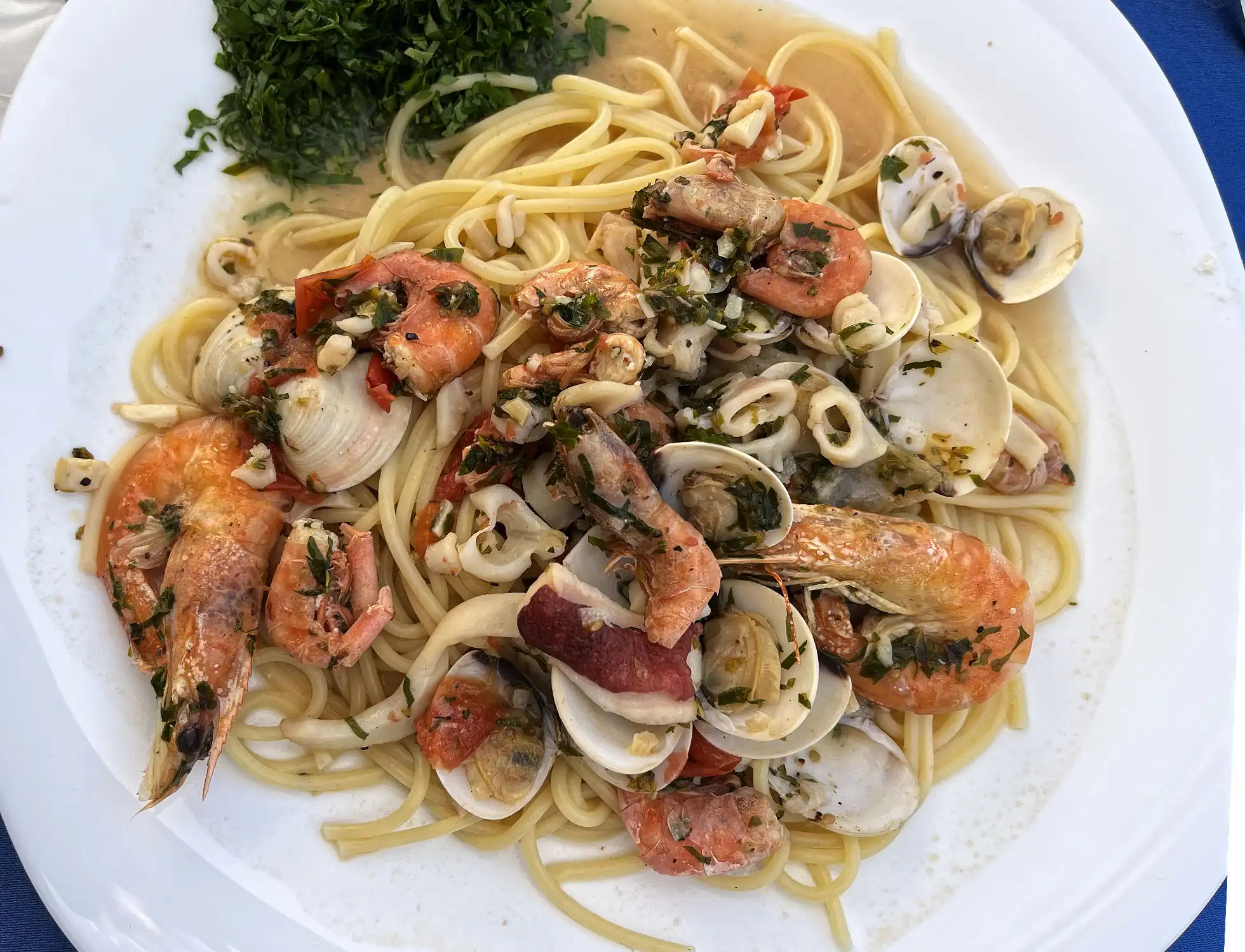 Mariscos sobre espaguetis style=