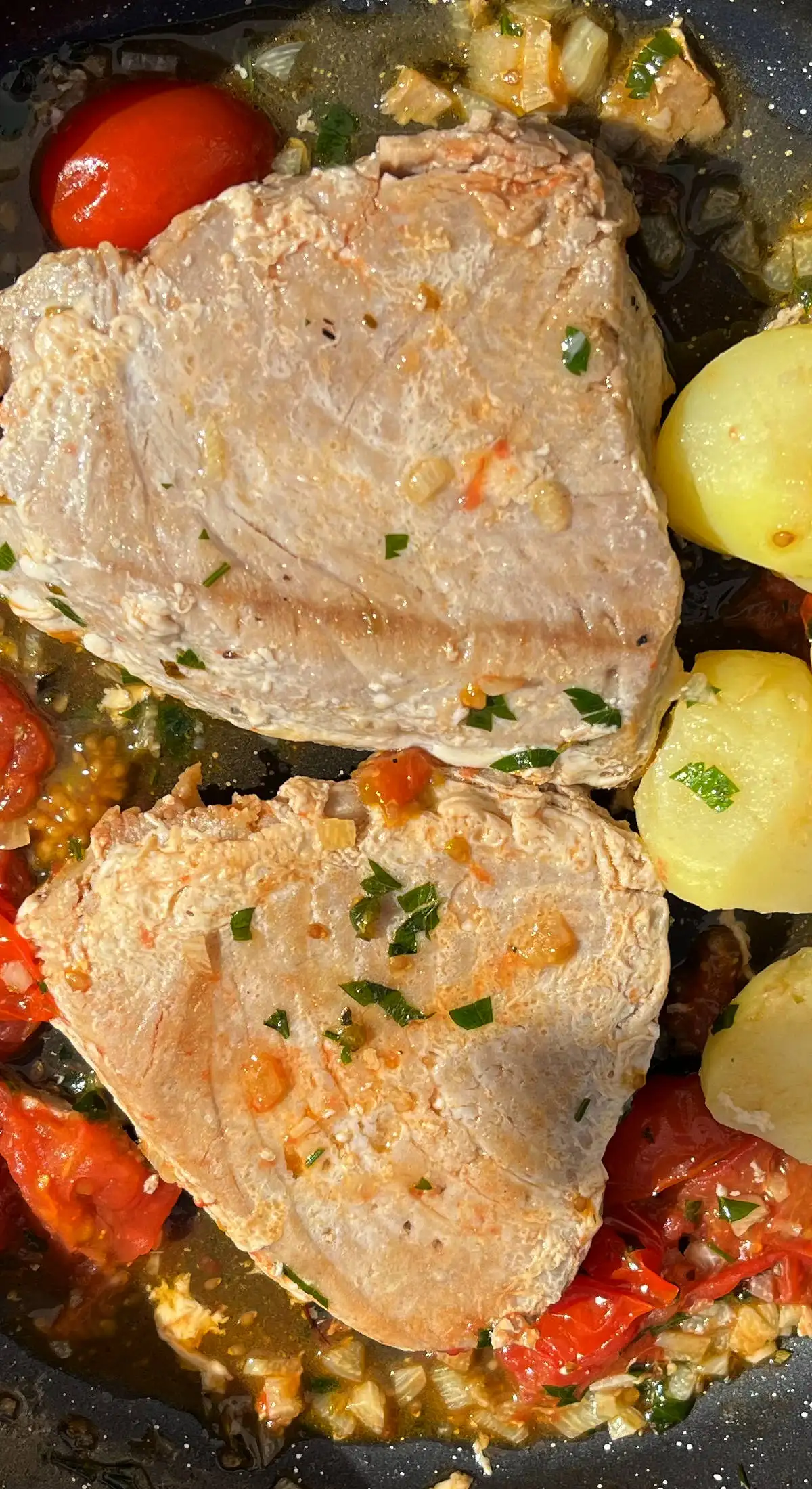 Atún con salsa de tomate sobre rigatoni