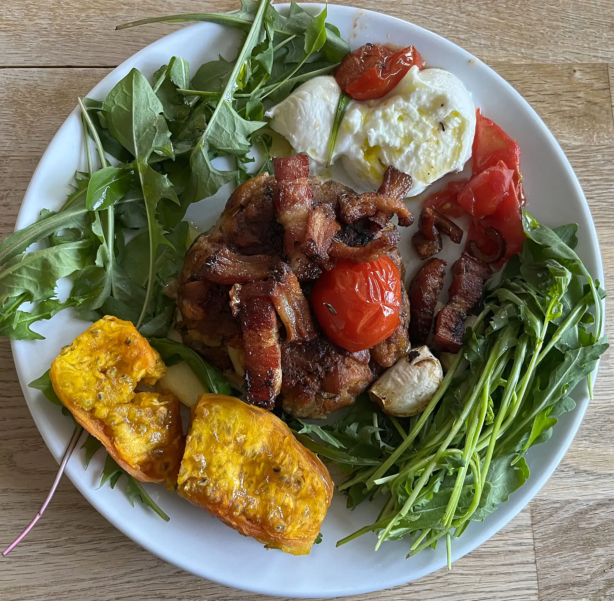 Kaspressknödel mit Salat