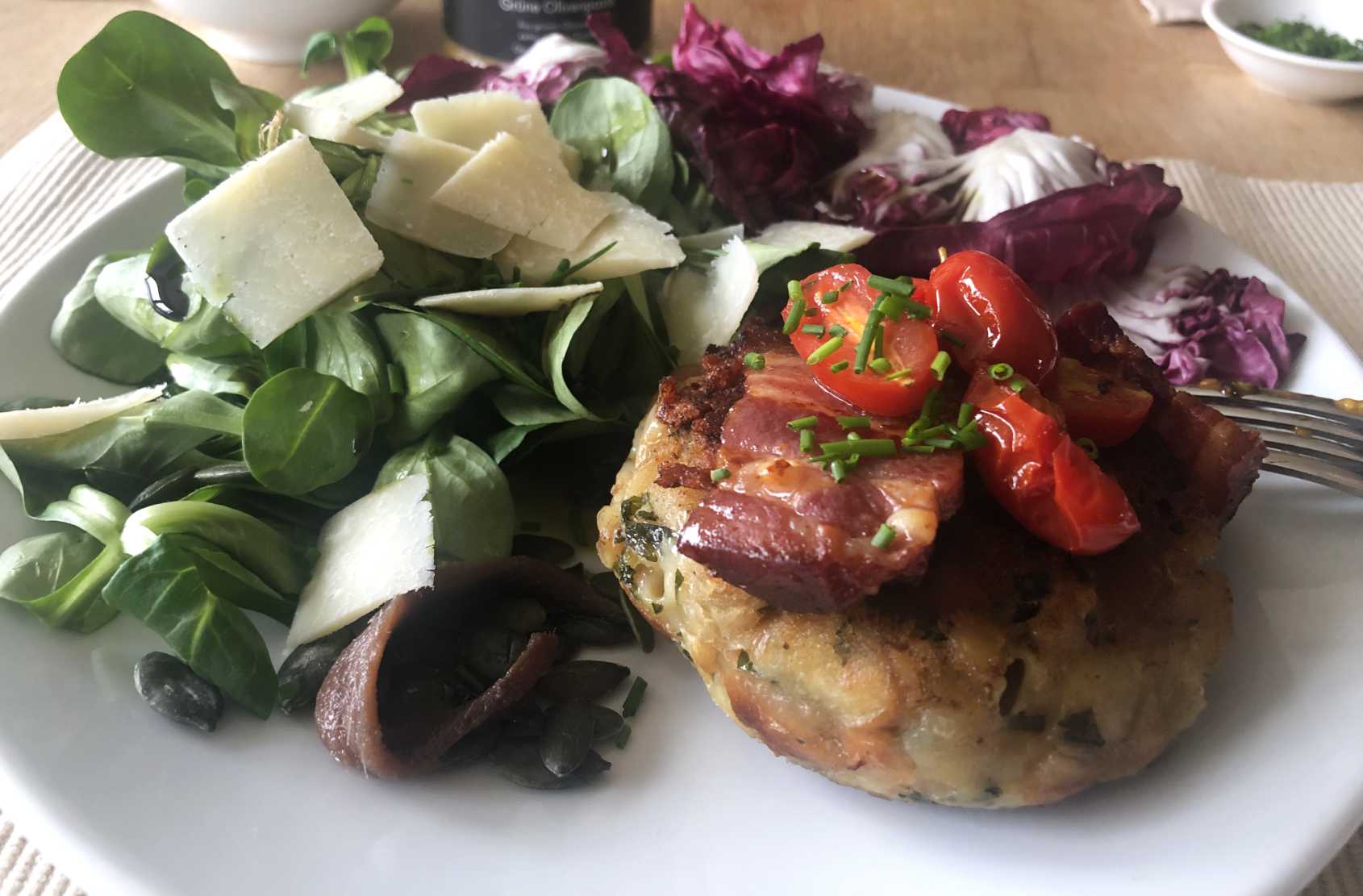 Kaspressknödel mit Salat