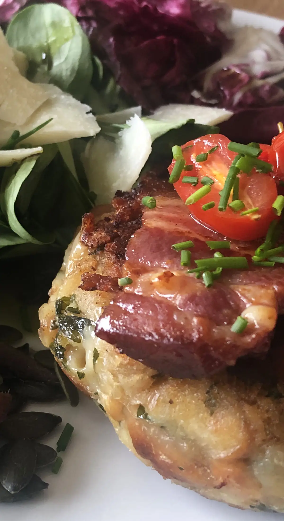 Kaspressknödel mit Salat