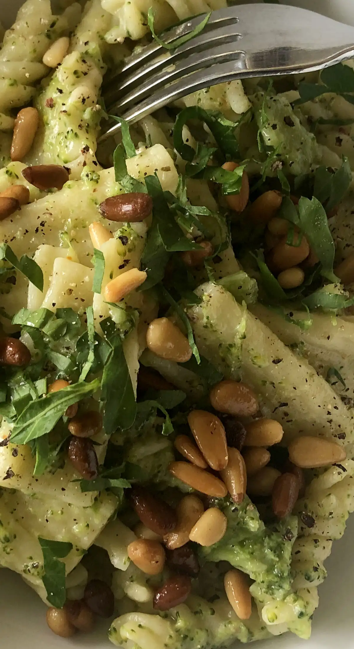 Brokkoli mit Pasta und Pinienkerne