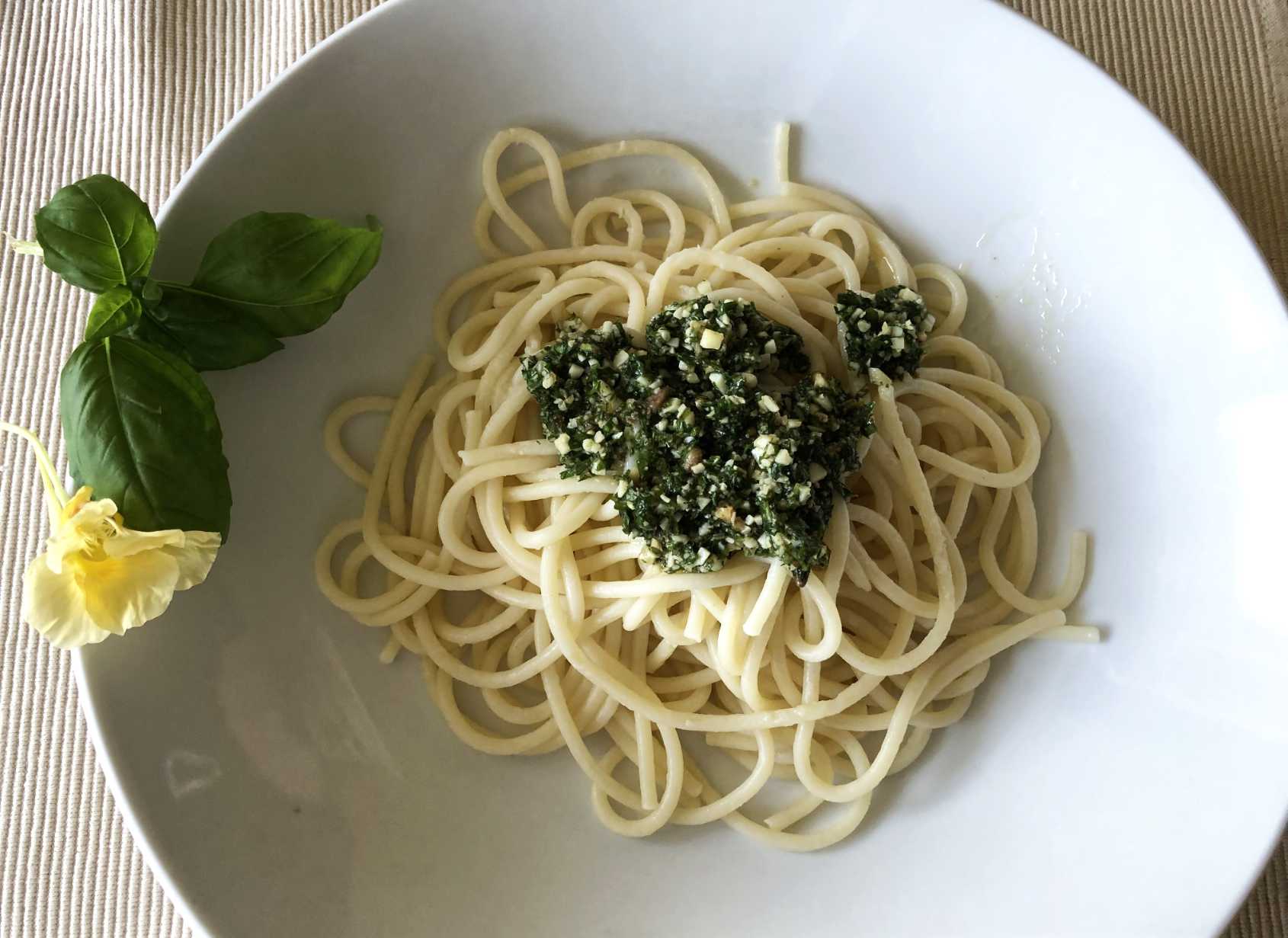 Pesto Verde auf Spaghetti